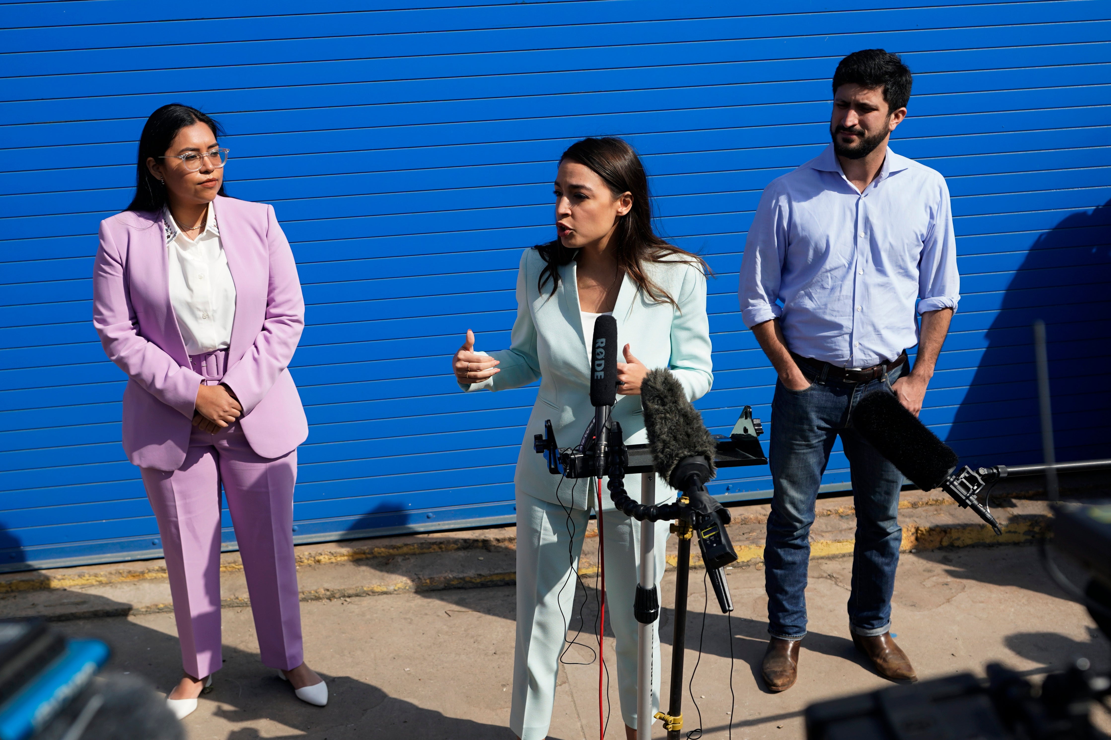 La representante estadounidense Alexandria Ocasio-Cortez, en el centro, se une a los candidatos demócratas al Congreso Jessica Cisneros, a la izquierda, y Greg Casar el 12 de febrero de 2022, en San Antonio