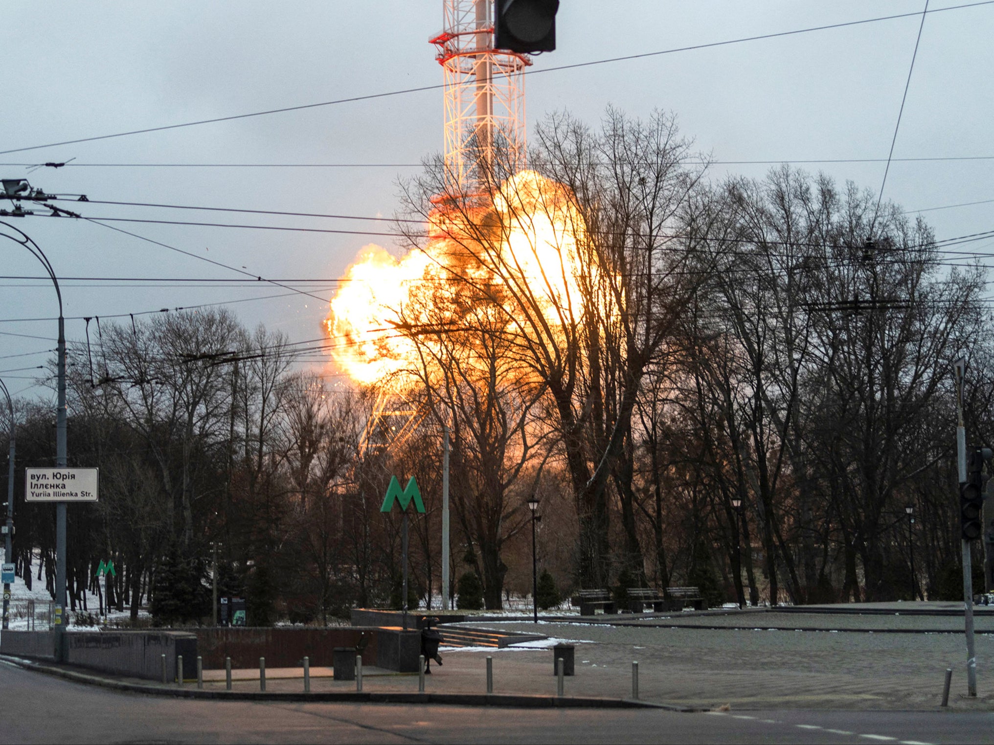 Se observa una explosión en la torre de televisión en Kyiv en medio de la invasión rusa de Ucrania el 1 de marzo de 2022