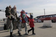 Mujeres y niños ucranianos escapan en masa de la guerra