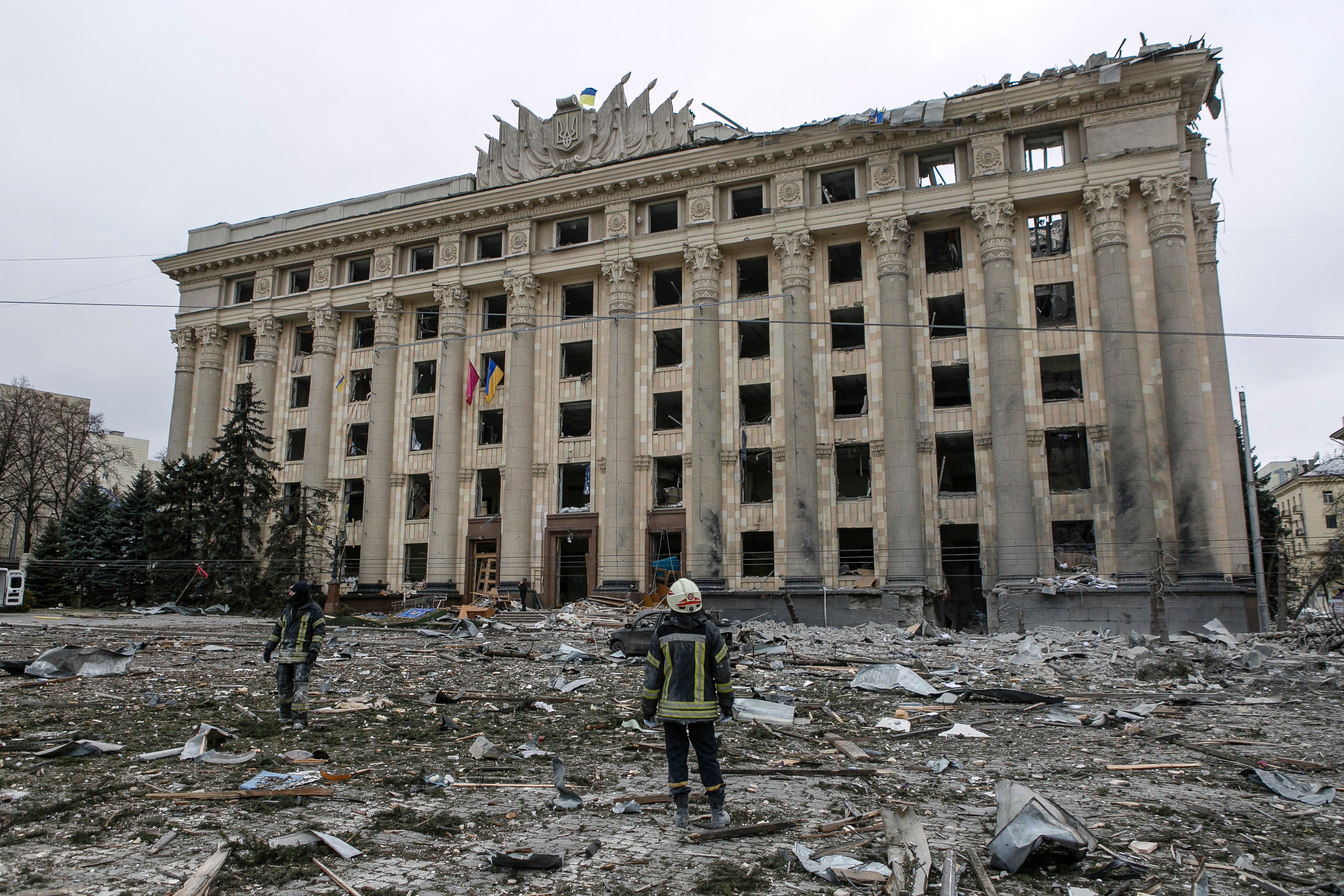 Un miembro del Servicio de Emergencia Ucraniano observa el edificio del ayuntamiento en la plaza central tras un bombardeo en Kharkiv, Ucrania, el martes 1 de marzo, 2022