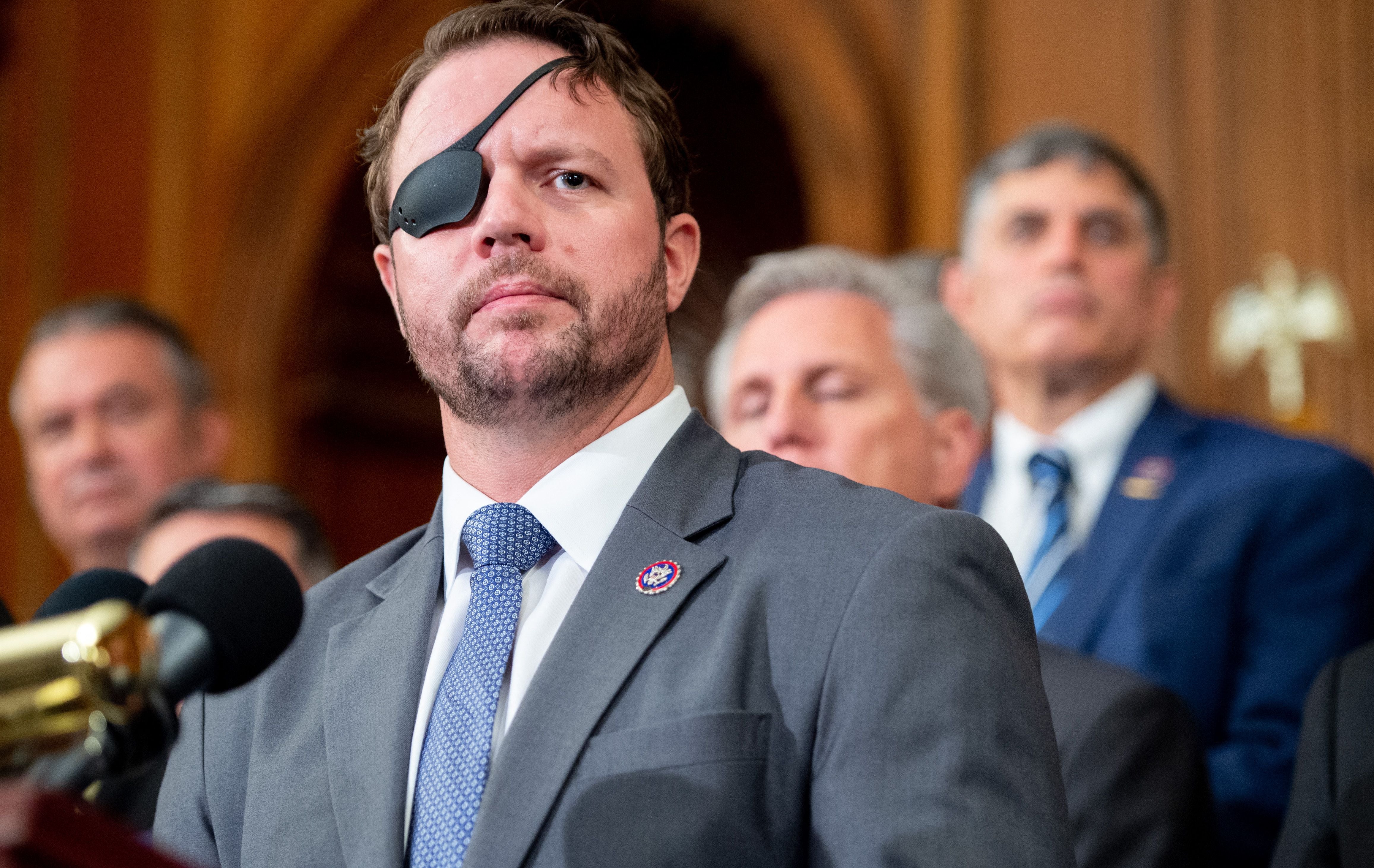 Interrogan a Dan Crenshaw por el rechazo a las leyes de bandera roja y las restricciones de armas