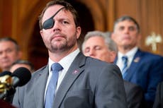 Interrogan a Dan Crenshaw por el rechazo a las leyes de bandera roja y las restricciones de armas