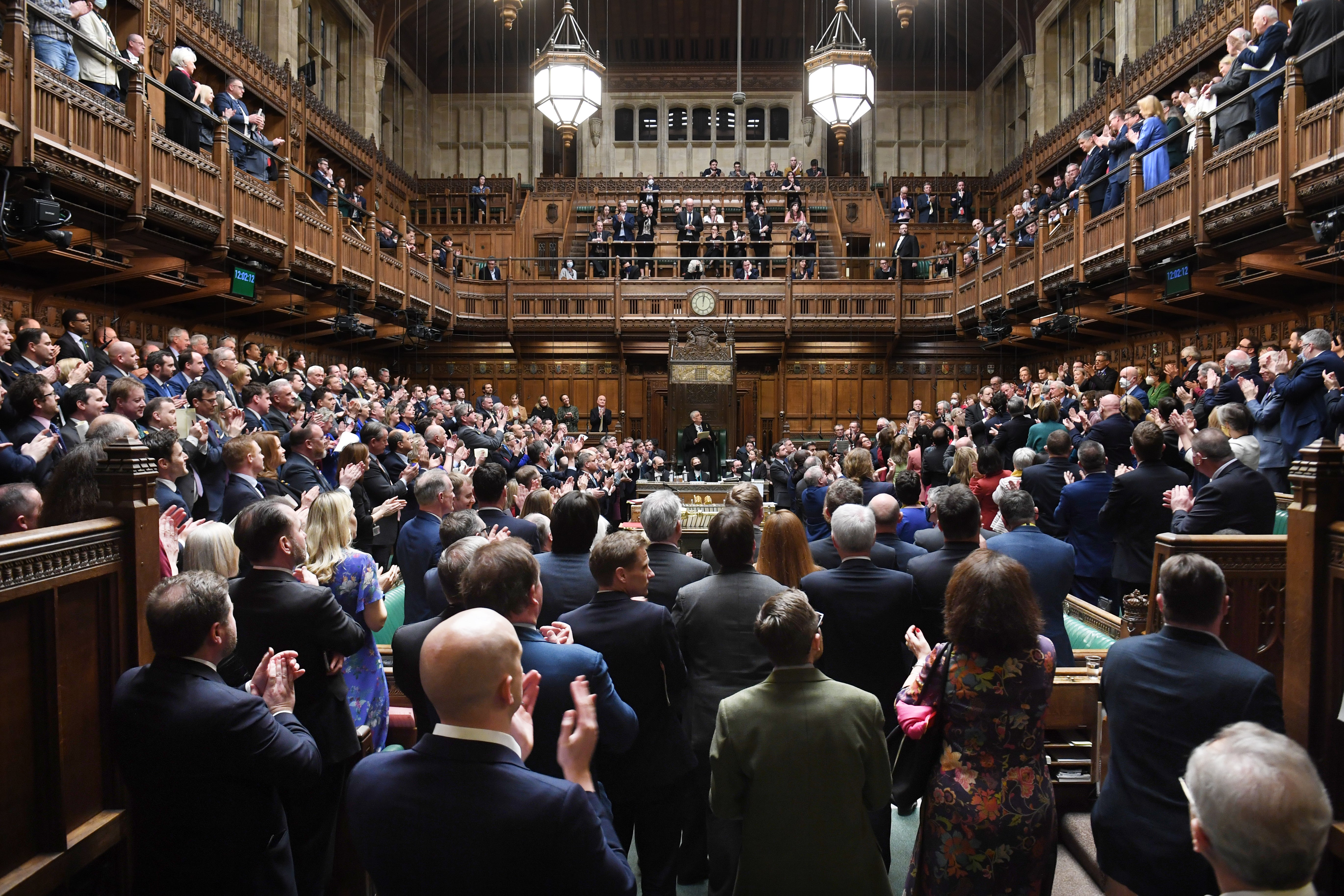 El embajador de Ucrania en el Reino Unido, Vadym Prystaiko, recibe una ovación en pie en la Cámara de los Comunes del Parlamento británico