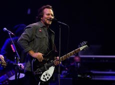 Eddie Vedder de Pearl Jam lanza álbum solista, pero no solo