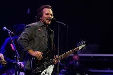 Eddie Vedder de Pearl Jam lanza álbum solista, pero no solo