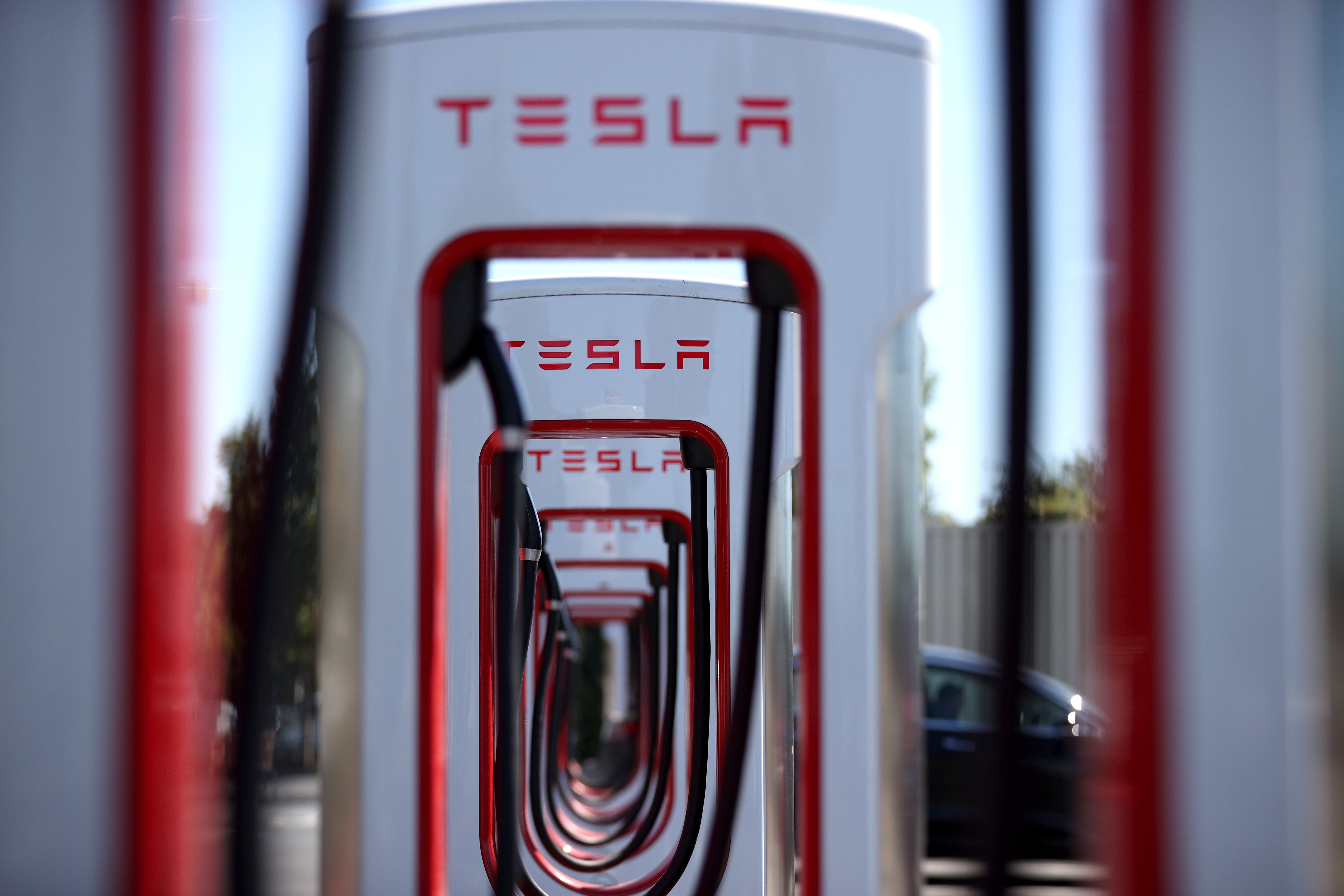 Llueven solicitudes a Elon Musk para que “apague” los vehículos Tesla en Rusia