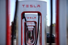 Hombre pone a cargar su Tesla y le cobran más de medio millón de dólares
