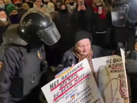 Arrestan a mujer de la tercera edad en Rusia durante protesta contra la guerra