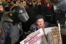 Arrestan a mujer de la tercera edad en Rusia durante protesta contra la guerra