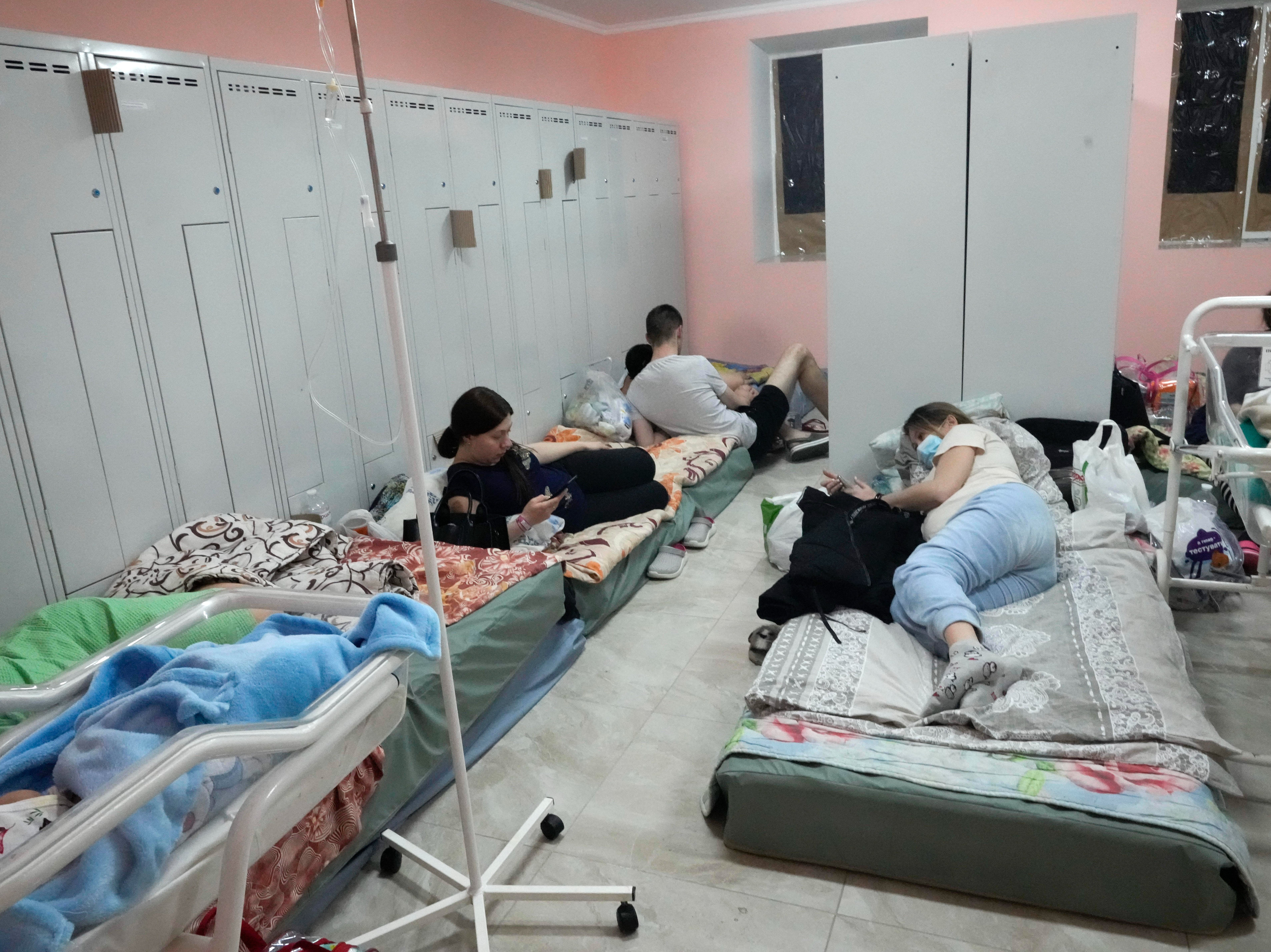 Mujeres embarazadas y niños recién nacidos en el sótano de un hospital de maternidad en Kyiv