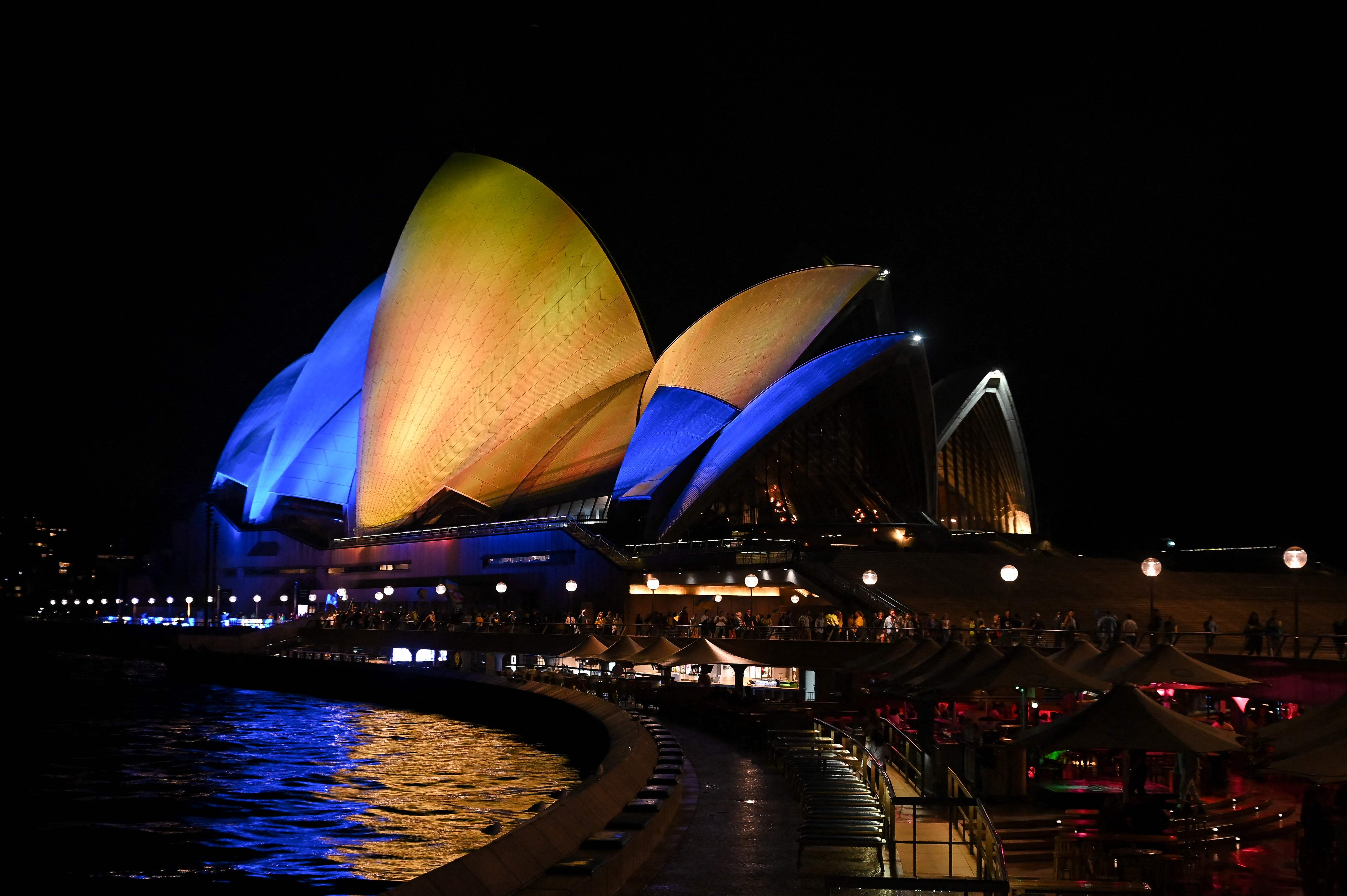 Las velas de la ópera Sydney iluminadas con los colores de la bandera de Ucrania