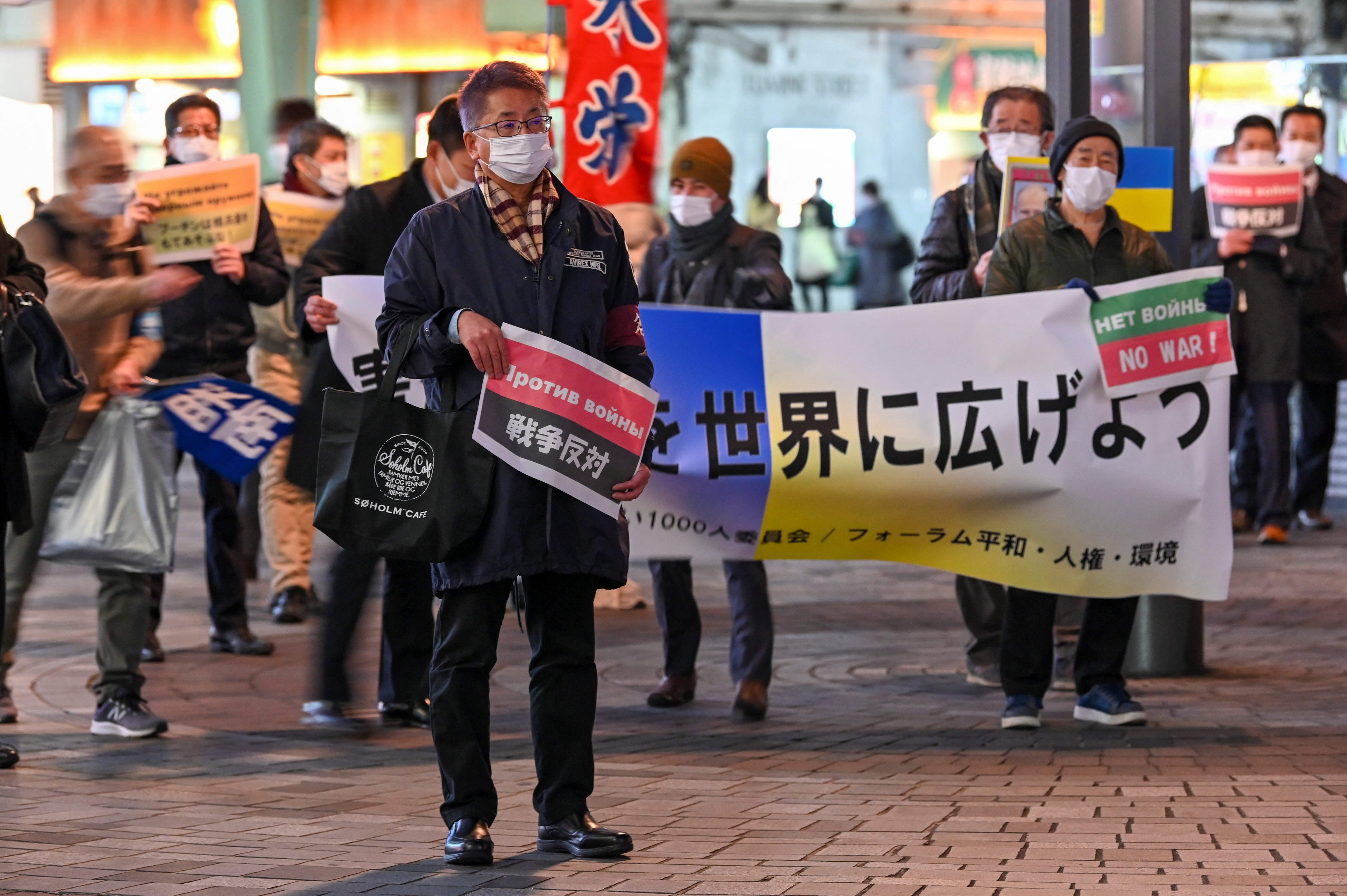 Un hombre sostiene una pancarta con el eslogan de las protestas “contra la guerra”, en una protesta contra la invasión rusa de Ucrania en Tokio