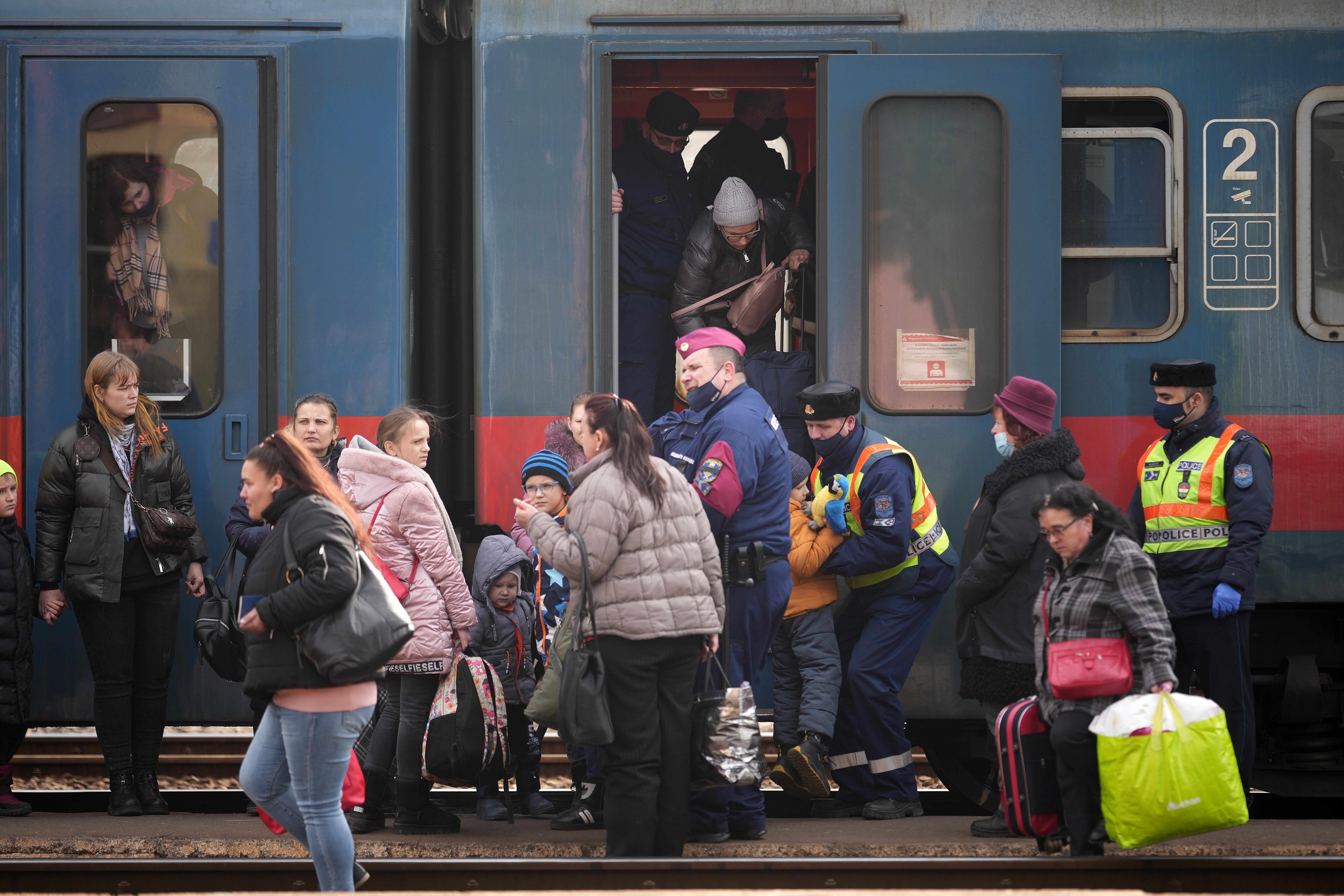 Los refugiados llegan a la ciudad de Zahon, en la frontera de Hungría, en un tren que viajó desde Ucrania