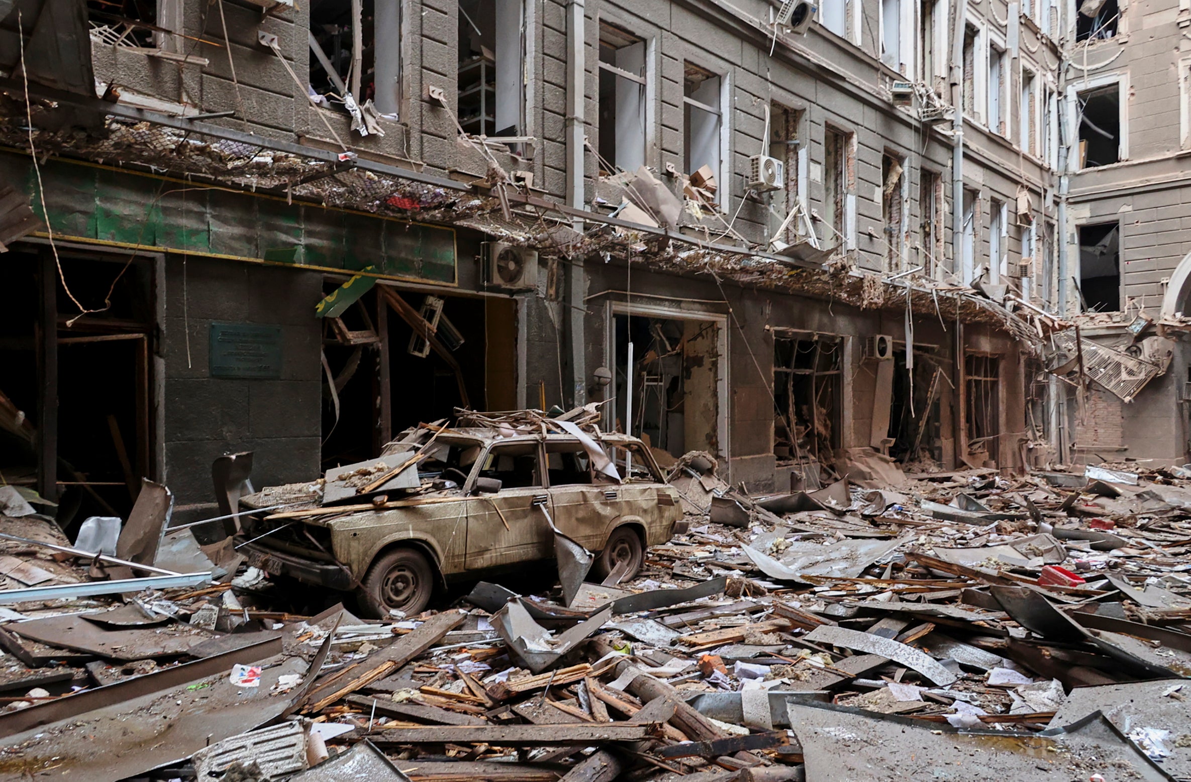 Daños después de los bombardeos de edificios en el centro de Kharkiv, Ucrania