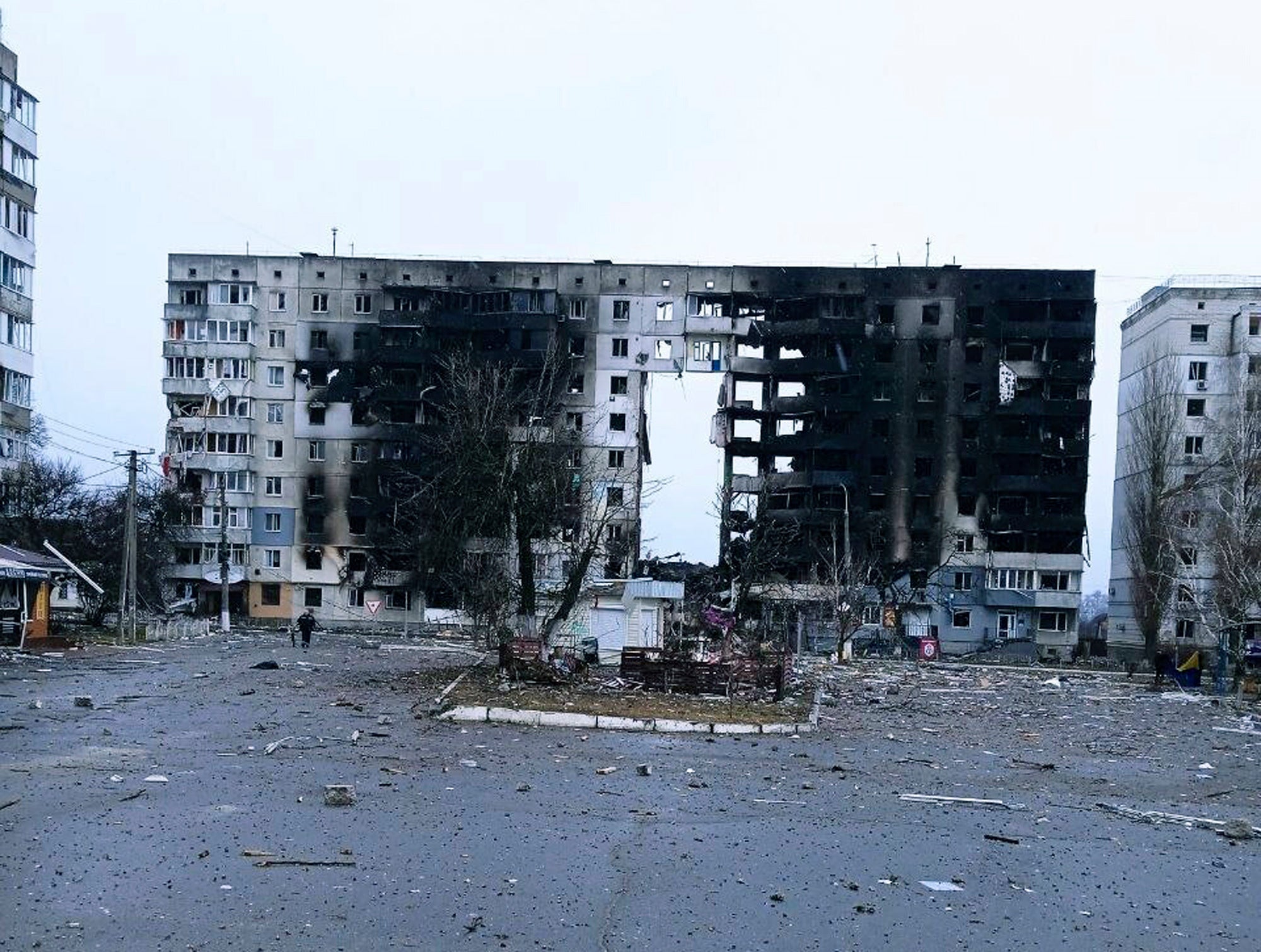 Una vista de los daños en el área residencial de Borodyanka en las afueras de Kyiv