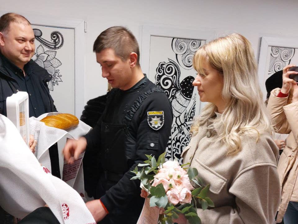 Pareja ucraniana se casa en un refugio antibombas mientras la guerra rusa continúa afuera