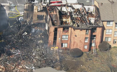 Explosión arrasa la mitad de un edificio de departamentos en un suburbio de Washington DC