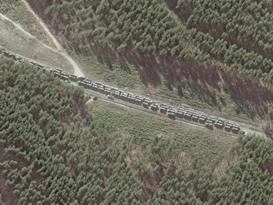 Sean Hannity quiere que la OTAN bombardee en secreto el convoy ruso que se dirige a Kyiv