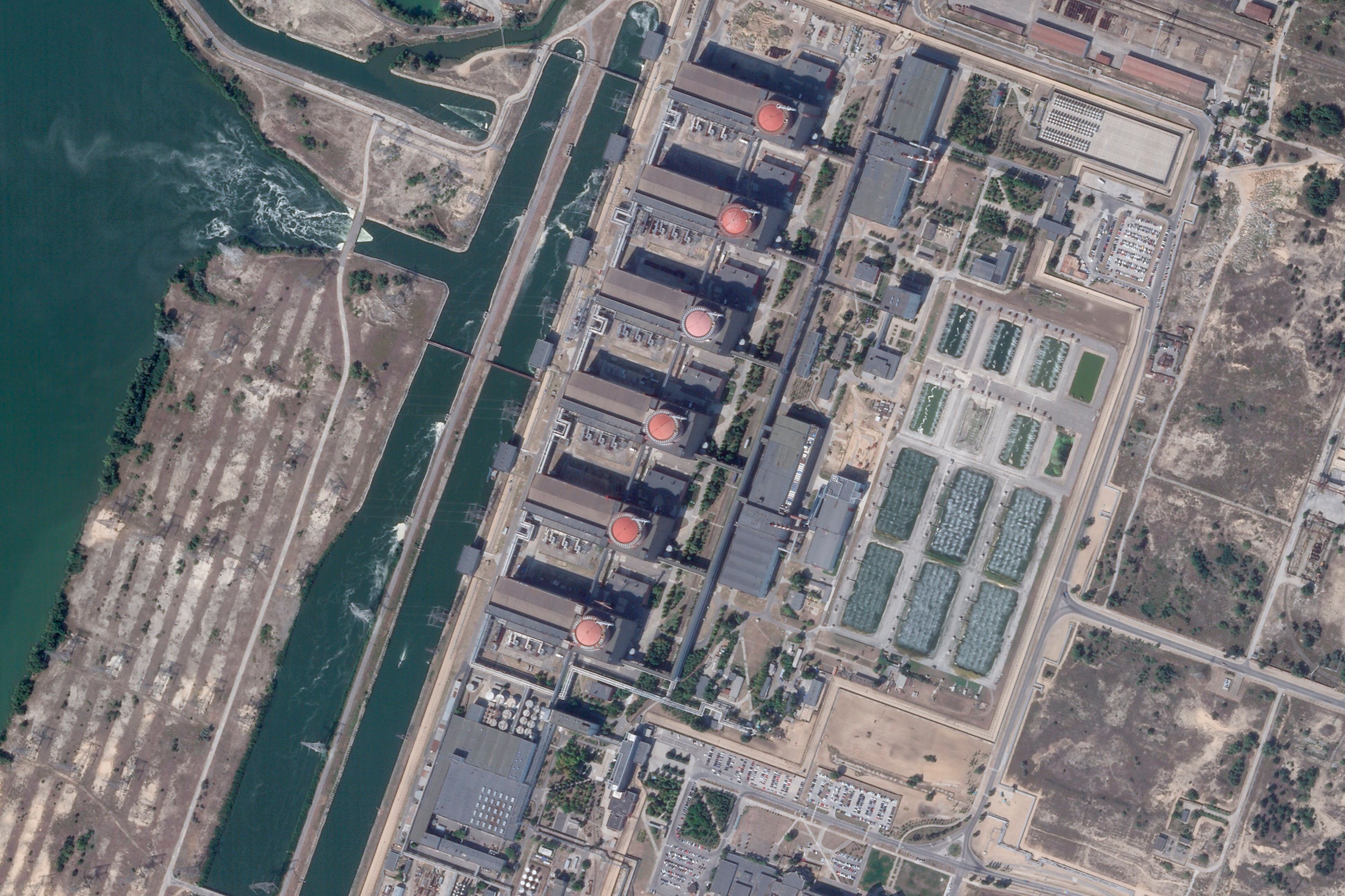 Foto satelital de la planta nuclear de Zaporizhzhia donde se pueden ver los seis reactores