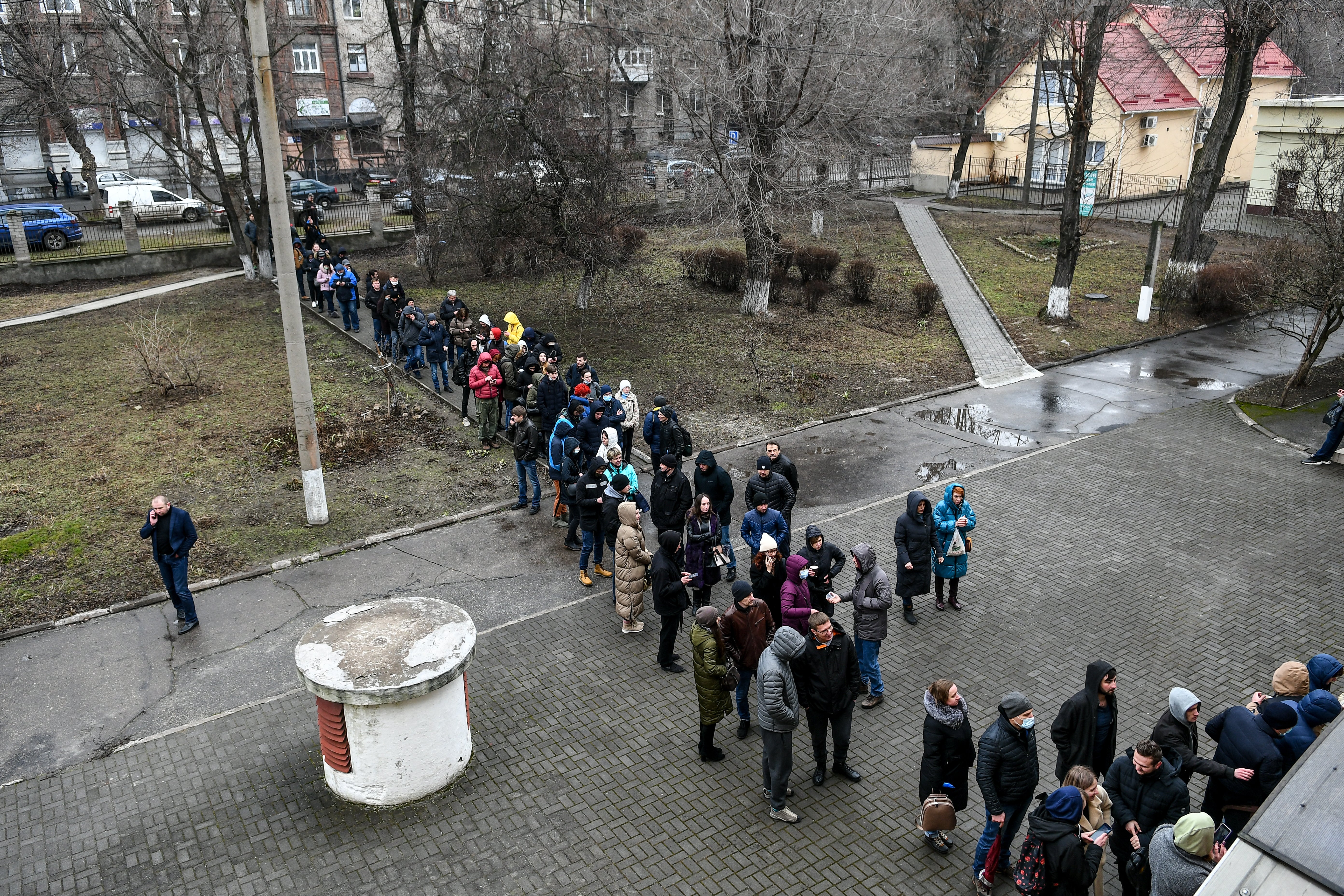 Gente haciendo fila fuera de un banco de sangre en Zaporizhzhia el mes pasado