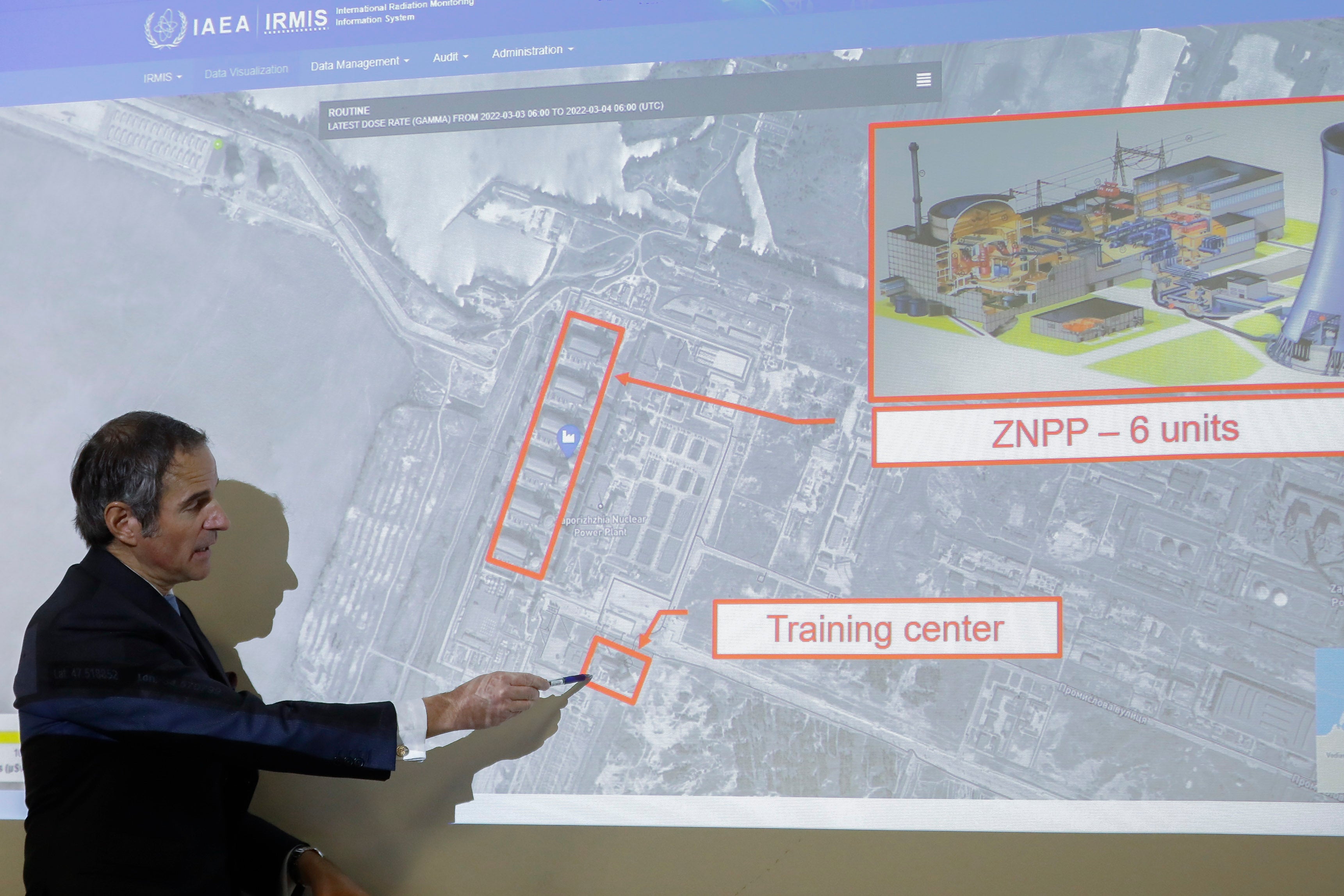El director general del OIEA, Rafael Mariano Grossi, señala dónde se produjeron los daños en la central nuclear de Zaporizhzhia (Lisa Leutner/AP)