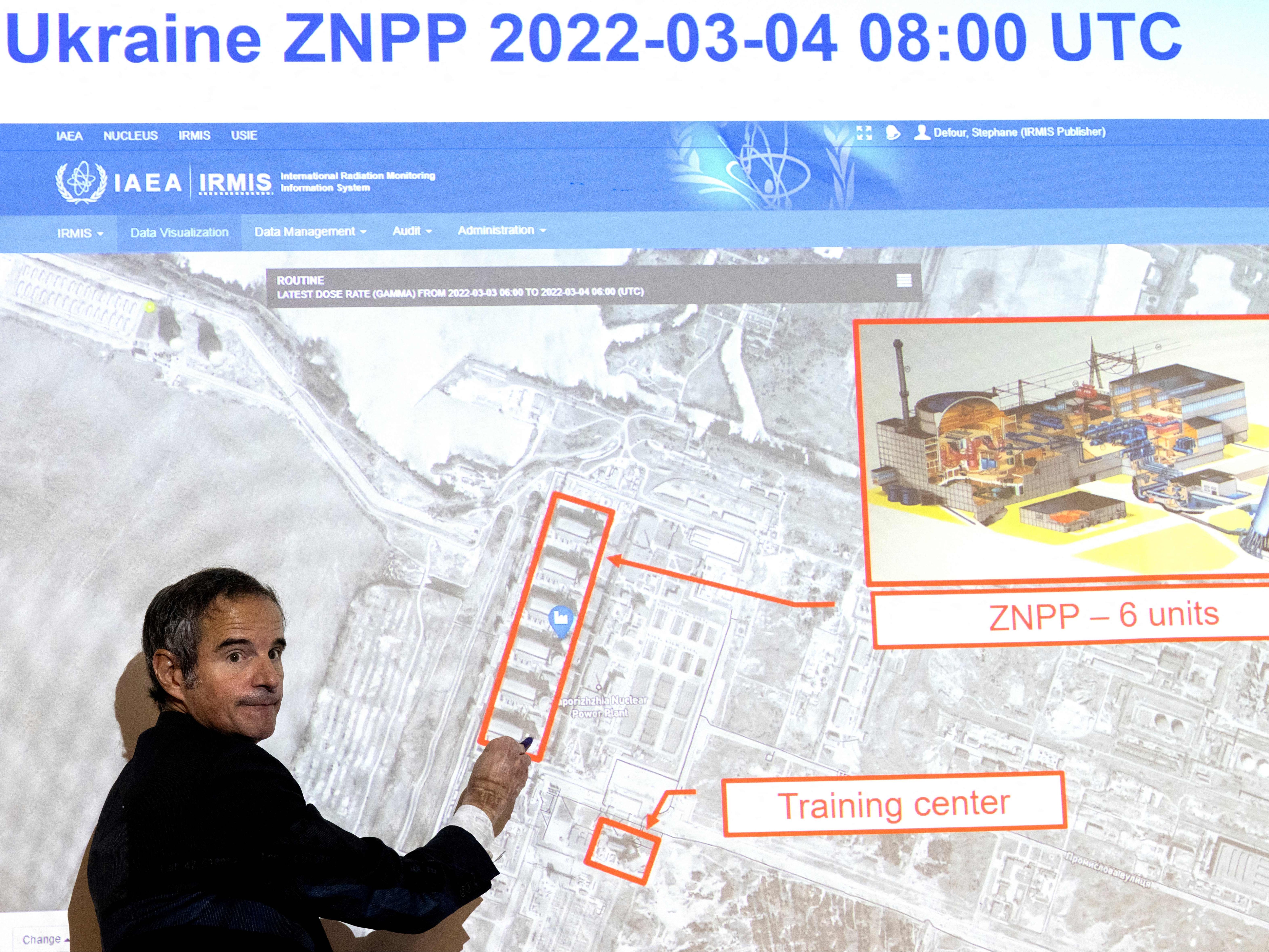 Rafael Grossi indica en un mapa de la central nuclear de Zaporizhzhia