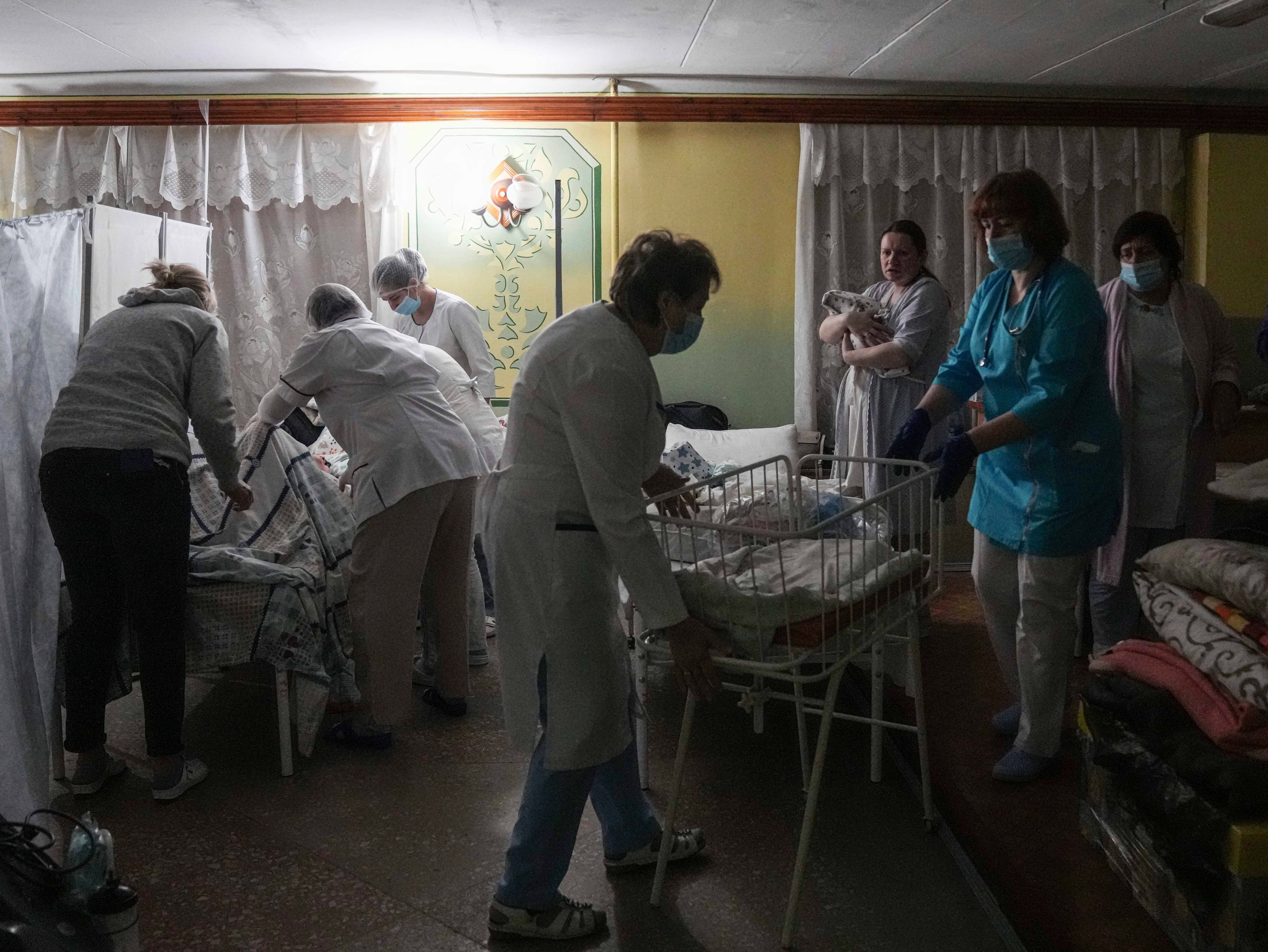 Sin agua, luz, calefacción ni teléfono: la vida en Mariupol, una ciudad ucraniana sitiada