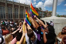 Estudiantes ganan disputa por imágenes de protesta contra “Don’t Say Gay” en anuarios de Florida