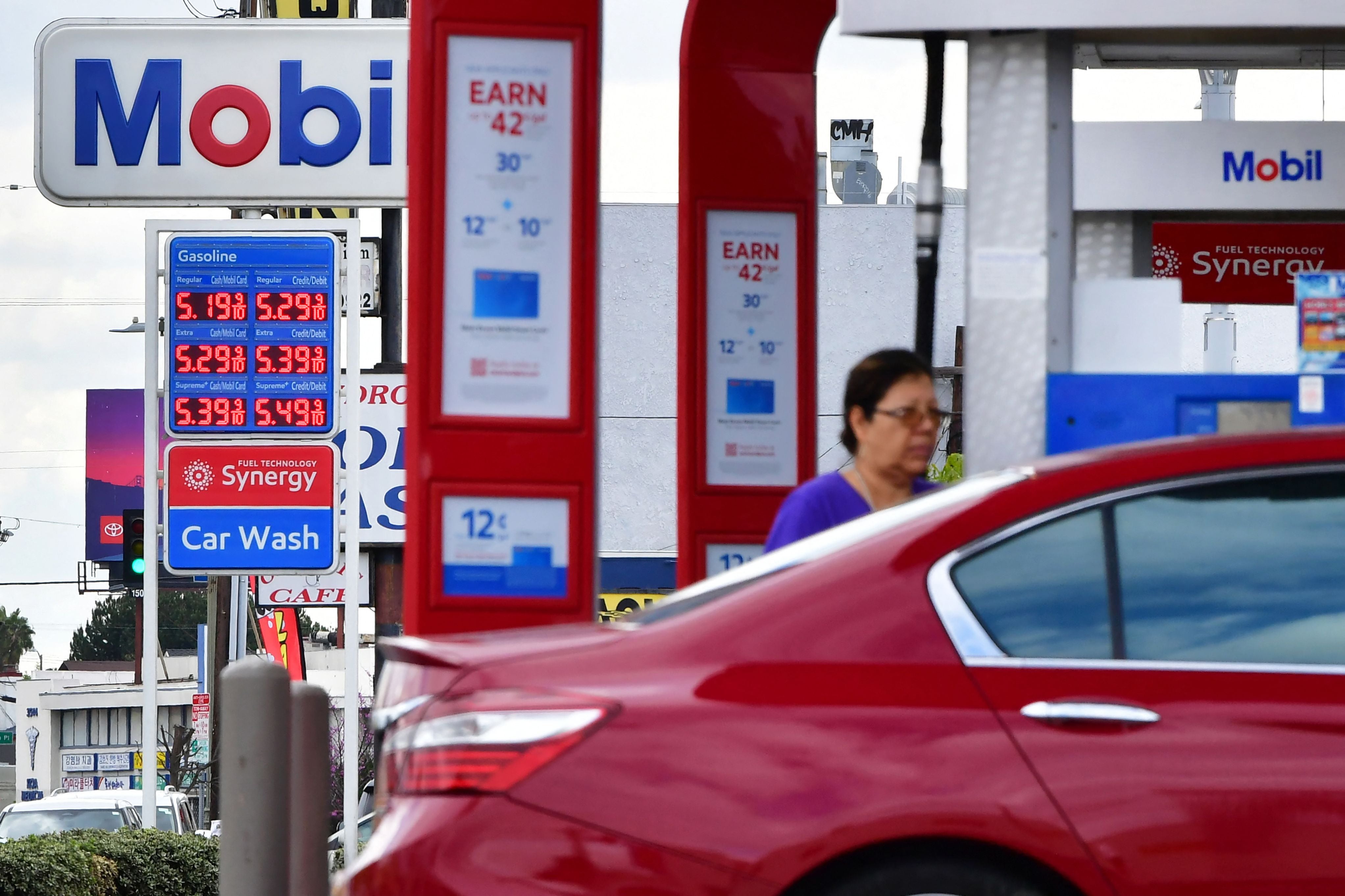 Anuncio de los precios de la gasolina por encima de los US$5 el galón en una gasolinera de Los Ángeles, California, el 4 de marzo de 2022