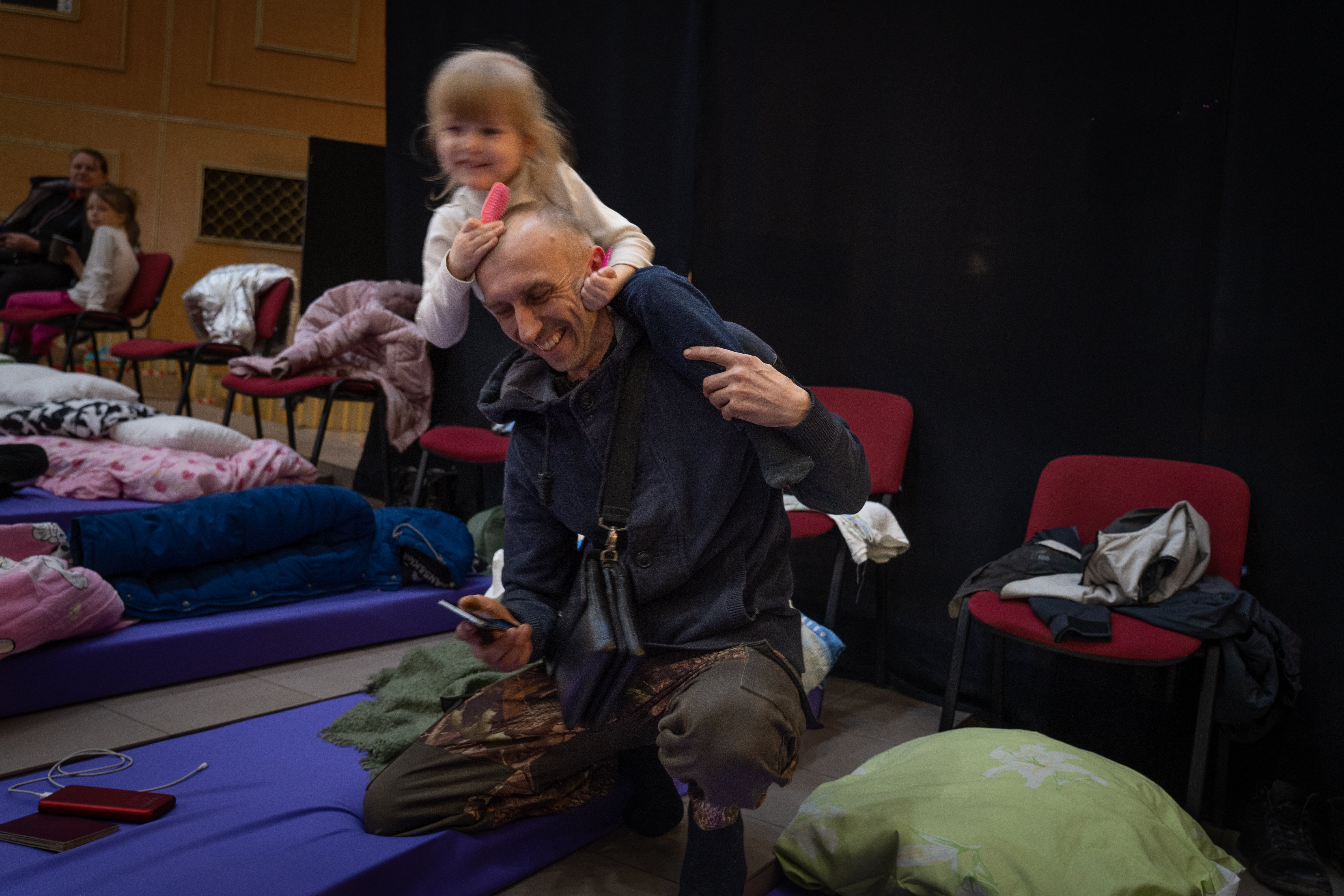 Ucranianos expertos en tecnología usan redes de taxis y hospedaje para ayudar a civiles que huyen de la guerra