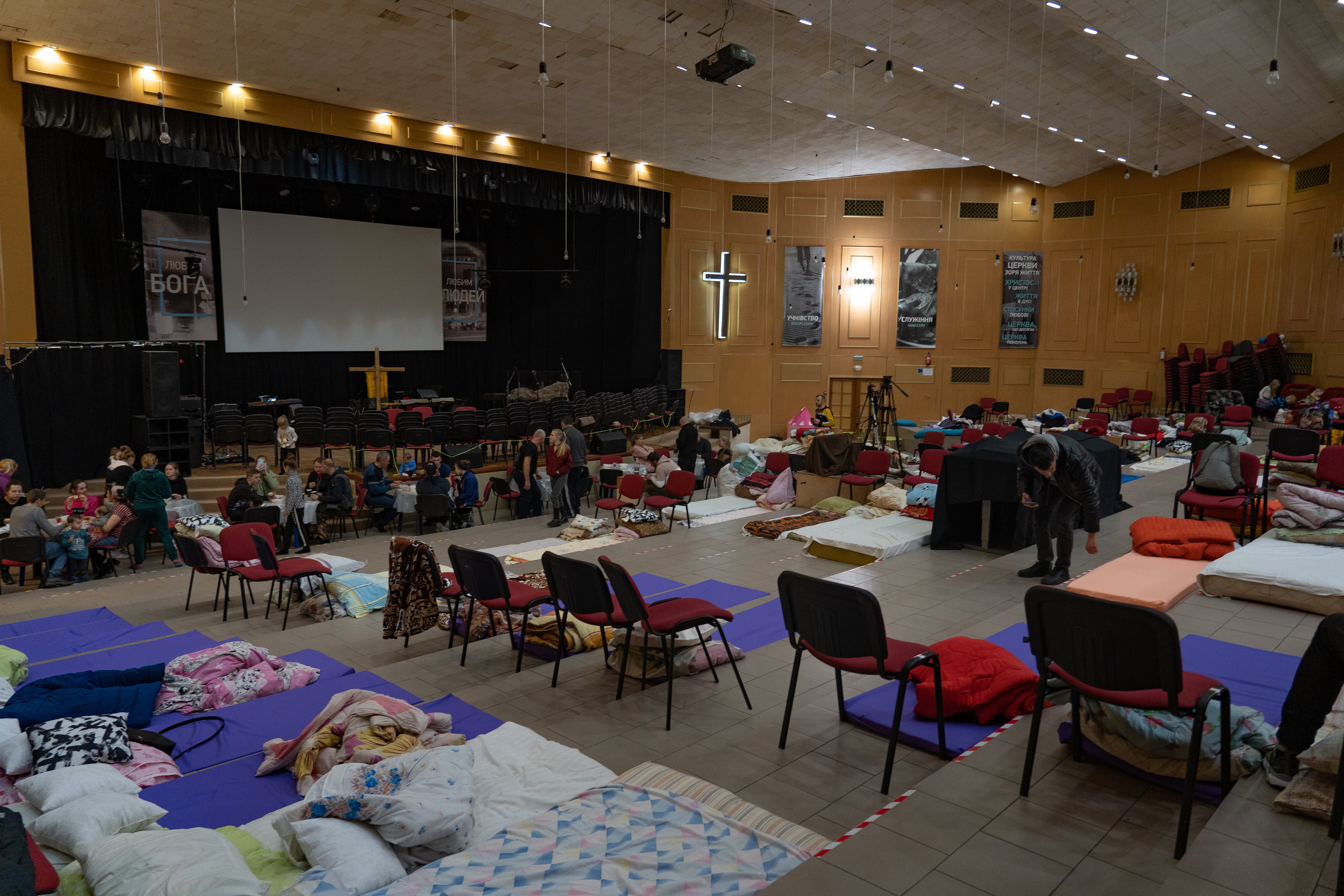 Una iglesia convertida en refugio para personas que huyen de la guerra en Khmelnytskyi