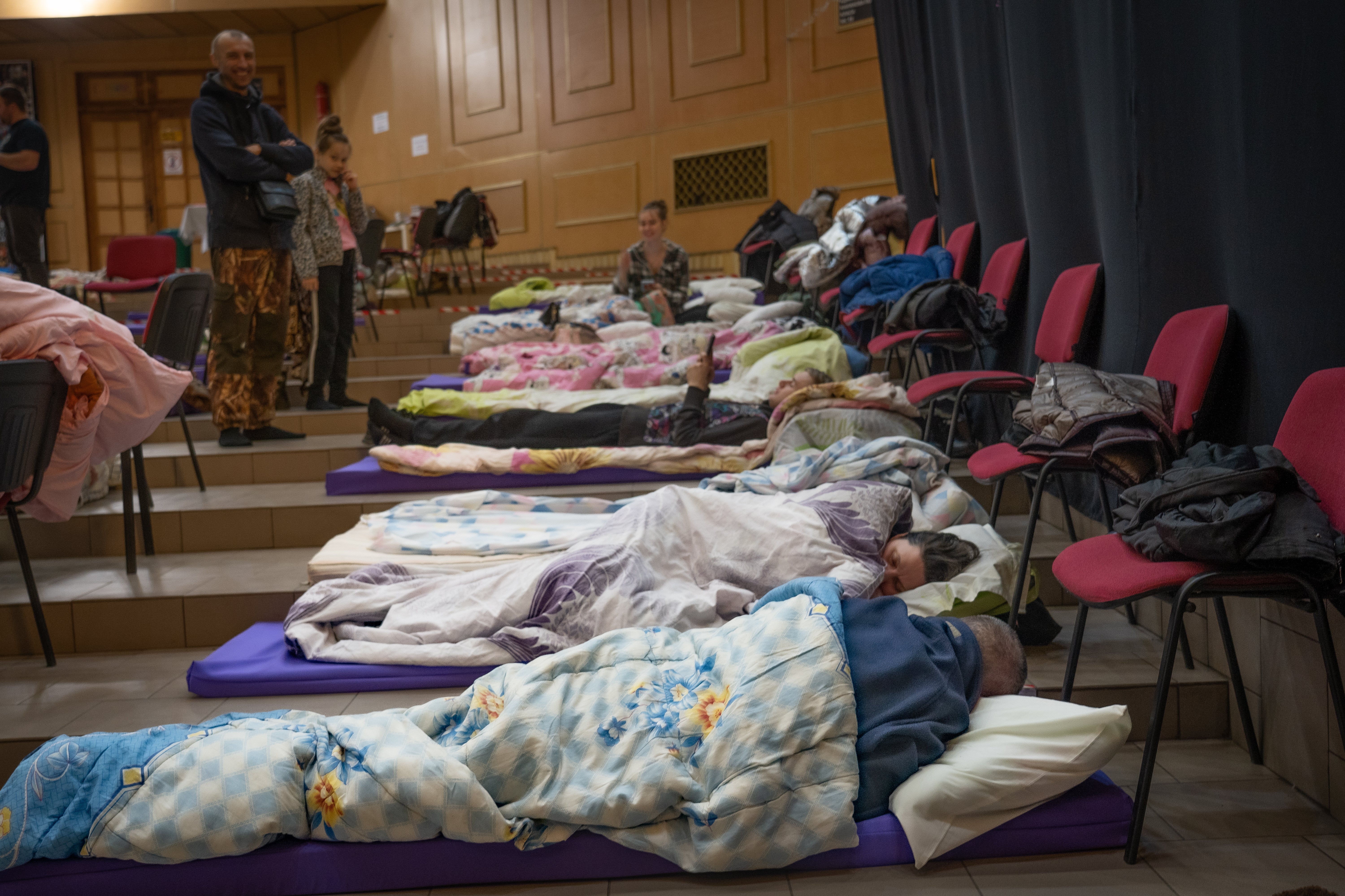Las personas se instalan para pasar una noche en la iglesia de Khmelnytskyi