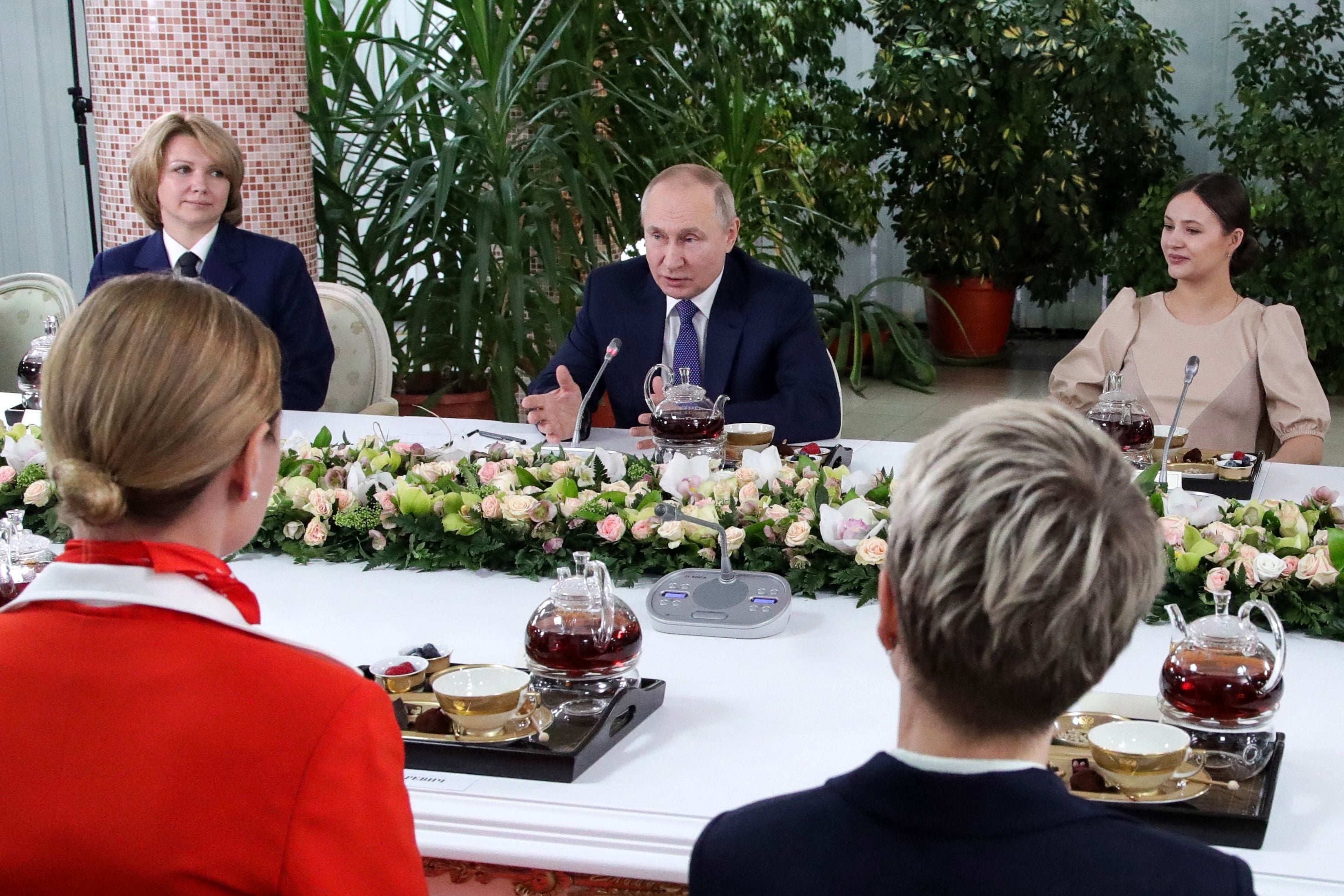 El presidente ruso Vladimir Putin habla durante su reunión con los empleados de Aeroflot en las afueras de Moscú, el 5 de marzo de 2022