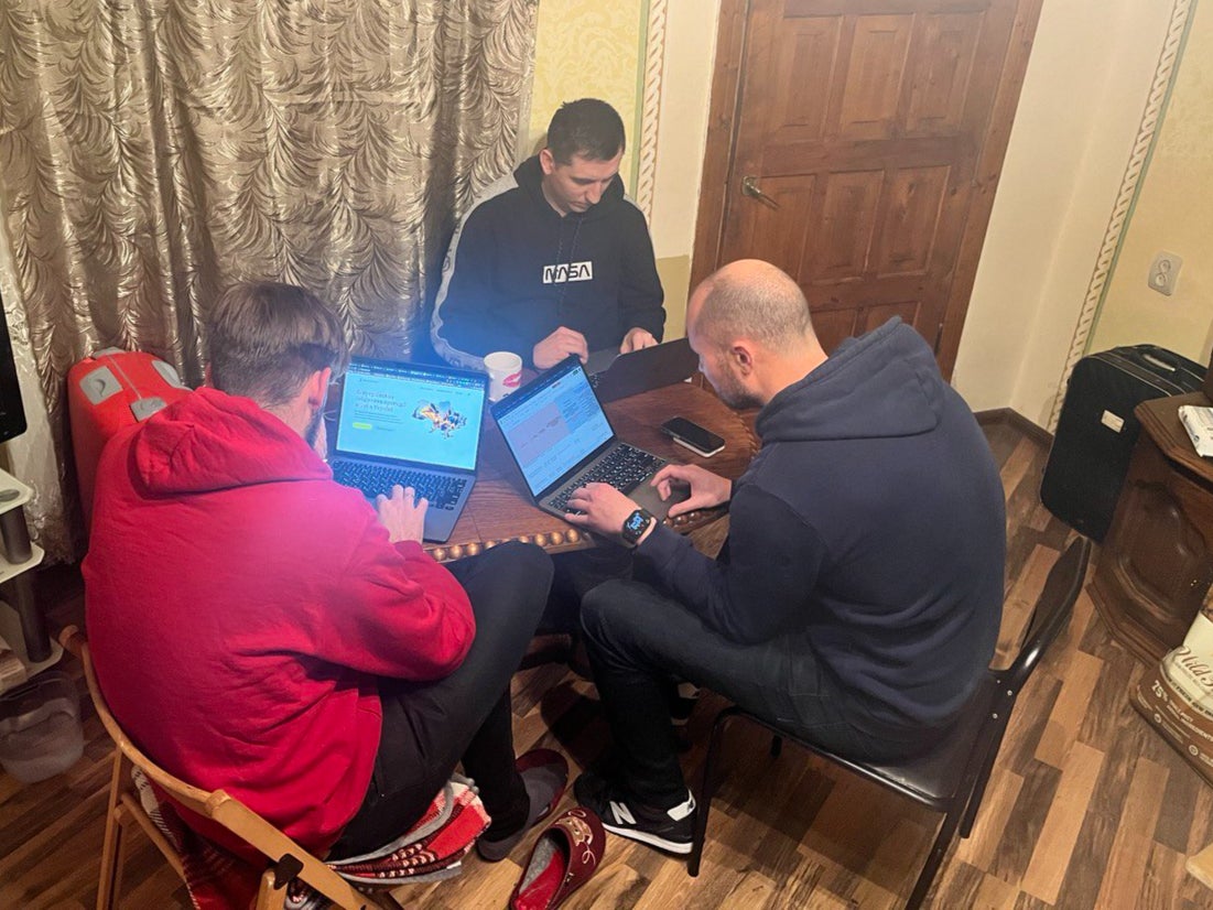 Los desarrolladores de ‘software’, Andrii Taganskyi y Eugene Gusarov trabajan en su sitio web en Lviv