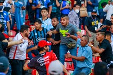 Violencia deja 22 heridos y para partido de fútbol en México
