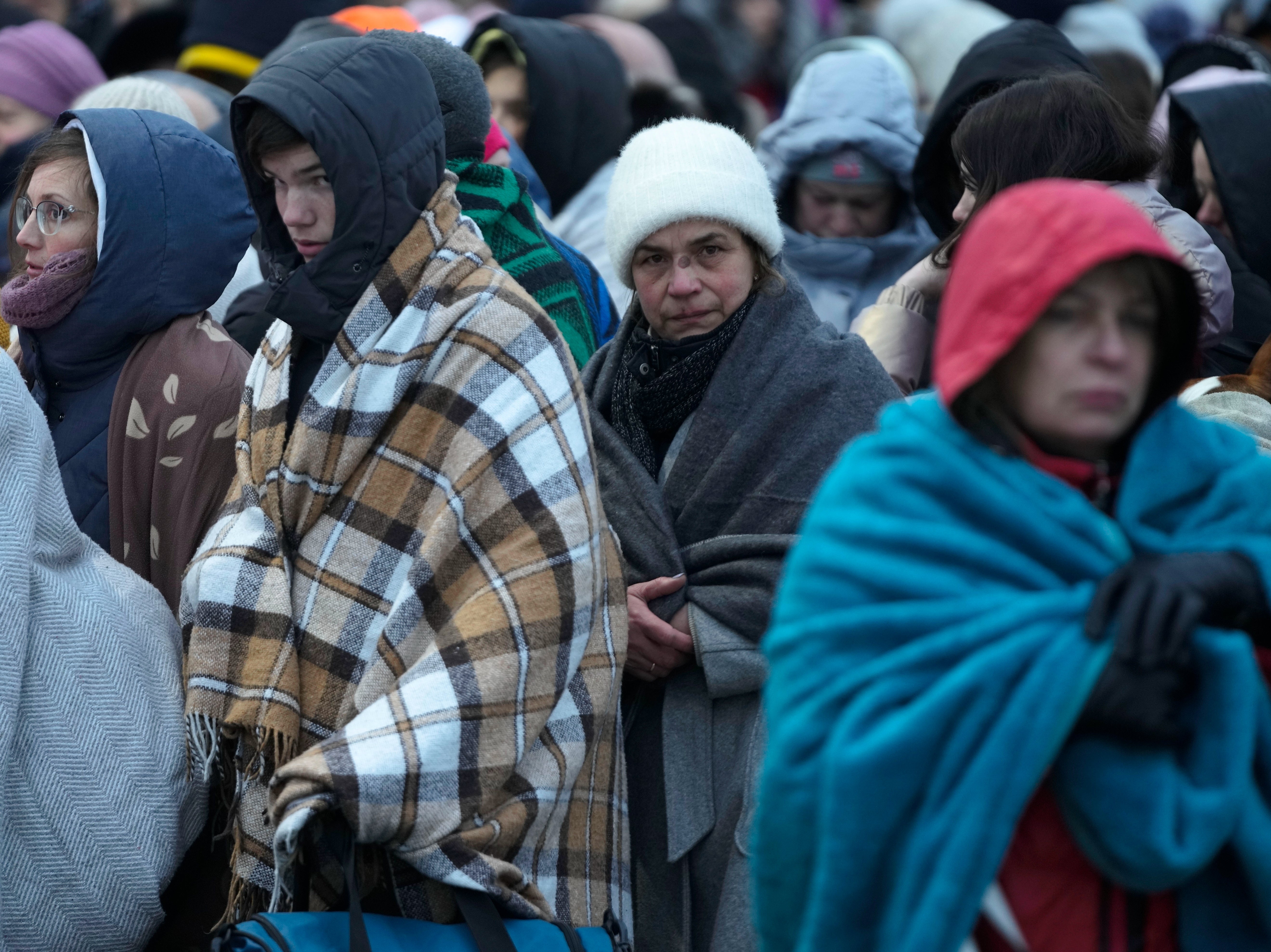 Los refugiados, en su mayoría mujeres y niños, esperan para trasladarse después de huir de Ucrania y llegar a la frontera en Medyka, Polonia, el 7 de marzo de 2022