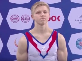 El gimnasta ruso Ivan Kuliak recibe su medalla de bronce con una camiseta que muestra la letra Z