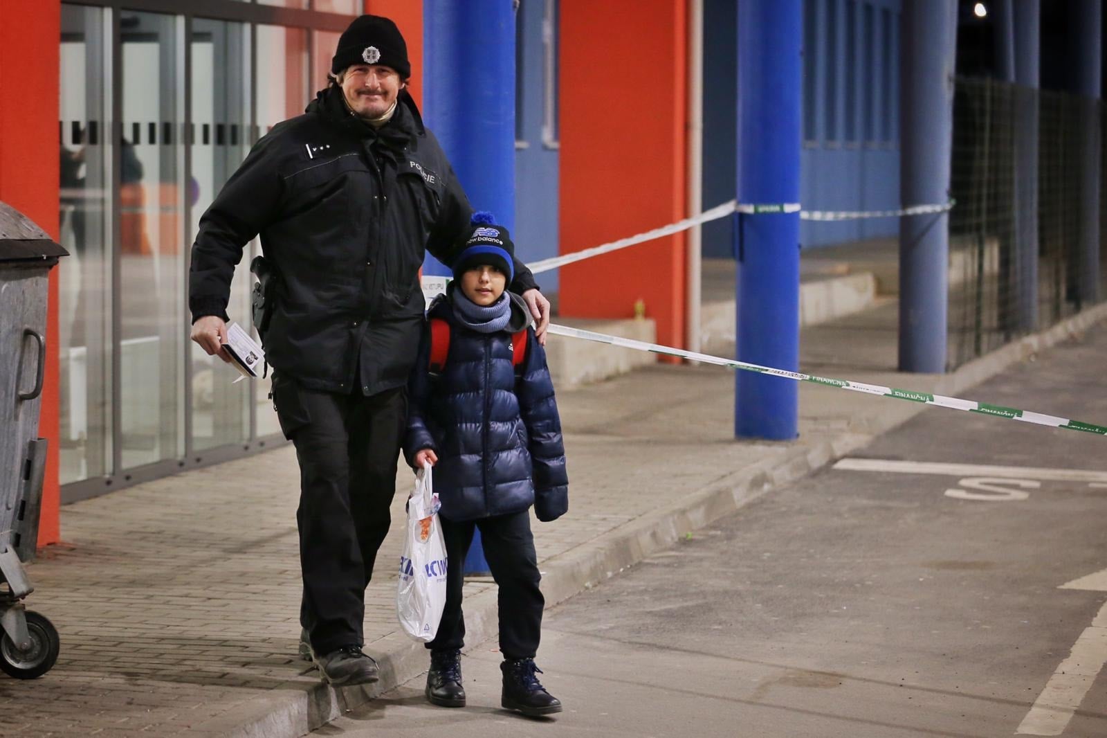 Los funcionarios de aduanas en la frontera le ayudar a cruzar hacia Eslovaquia