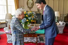 La reina Isabel recibe a Trudeau tras enfermar de COVID-19