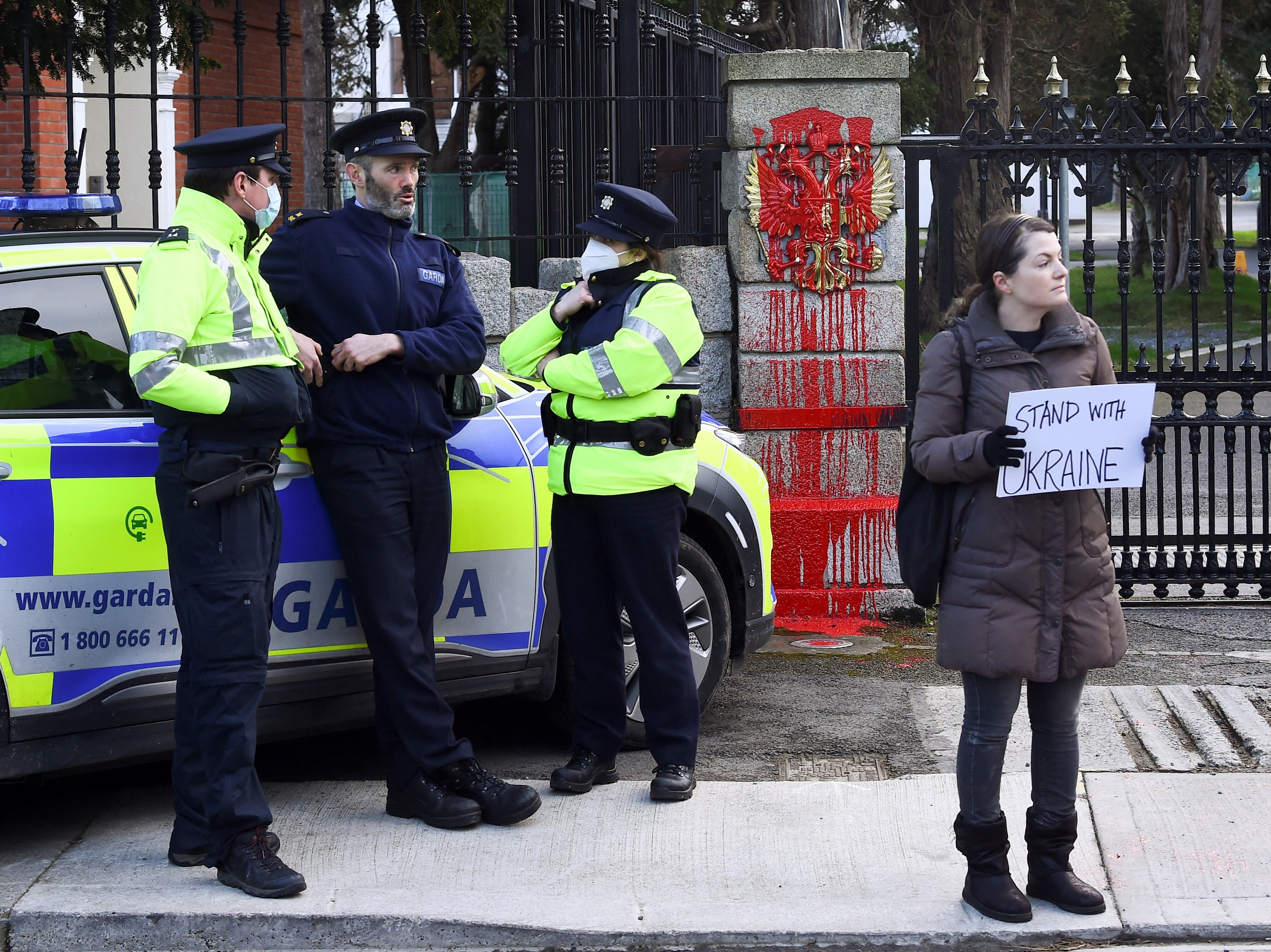 La embajada rusa en Dublín ha sido escenario de protestas desde que Rusia invadió Ucrania el 24 de febrero