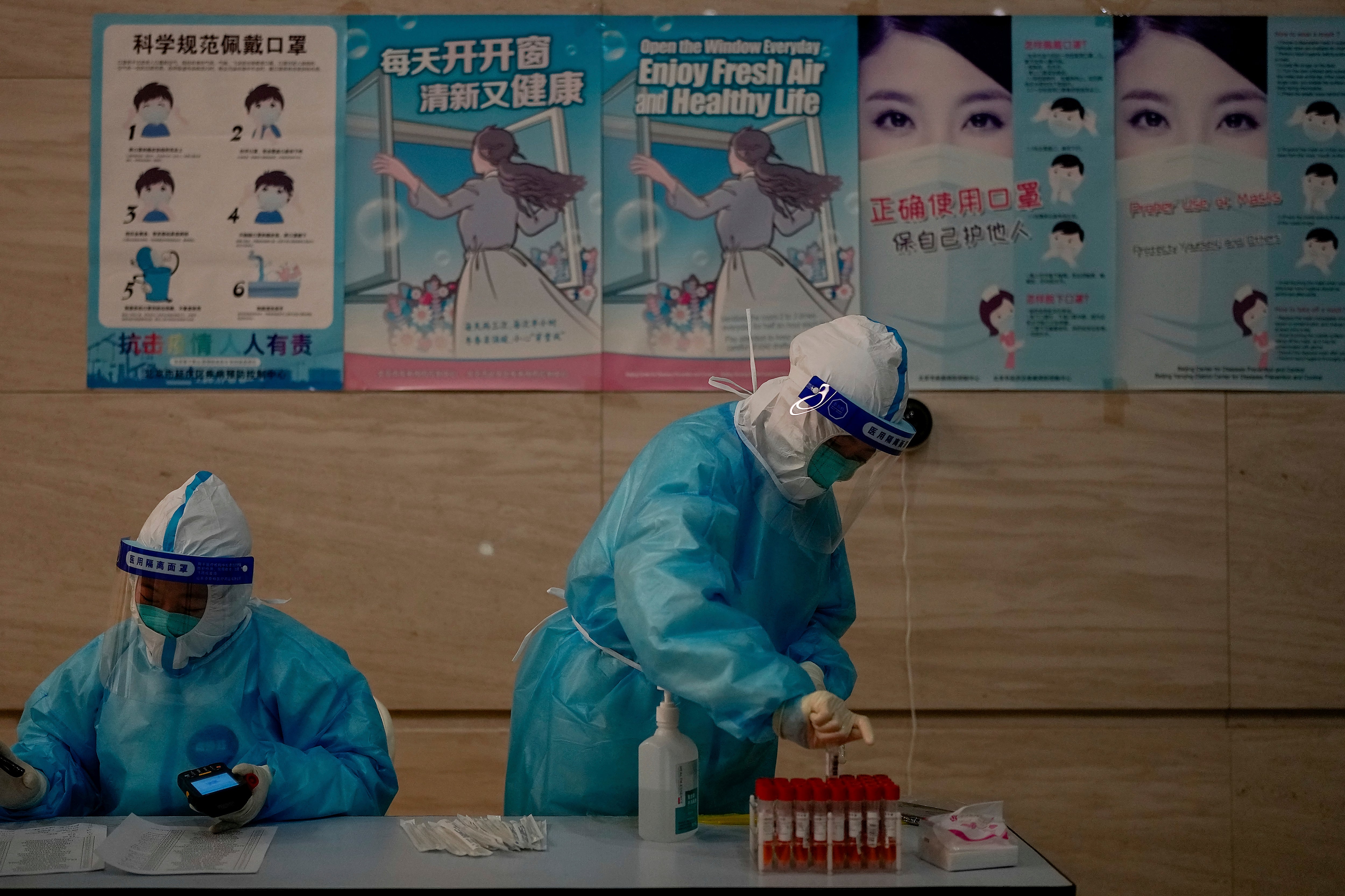 Trabajadores de salud con indumentaria de protección en Beijing, donde ha resurgido el virus