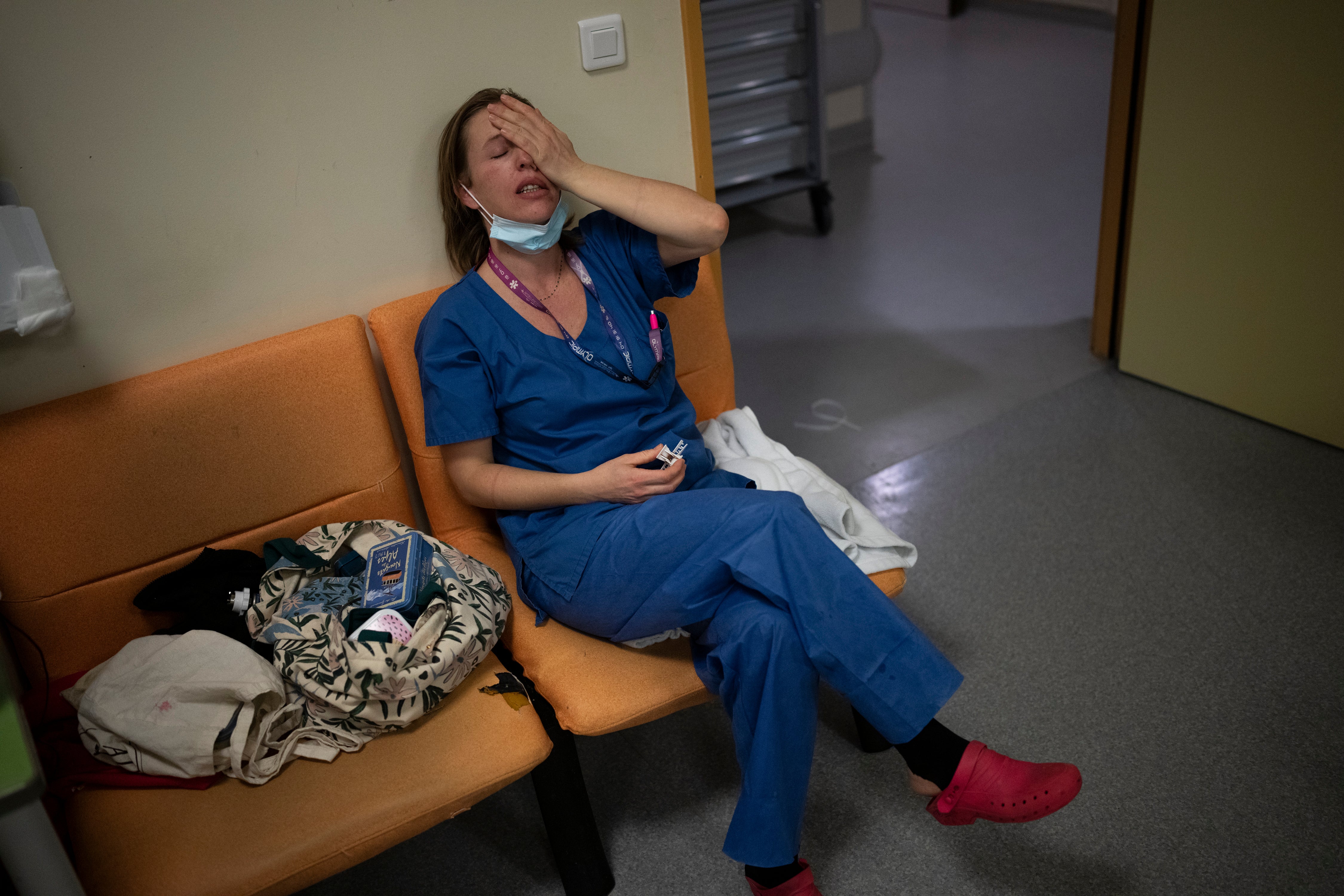 Una enfermera hace una pausa durante su turno en Marsella, al sur de Francia