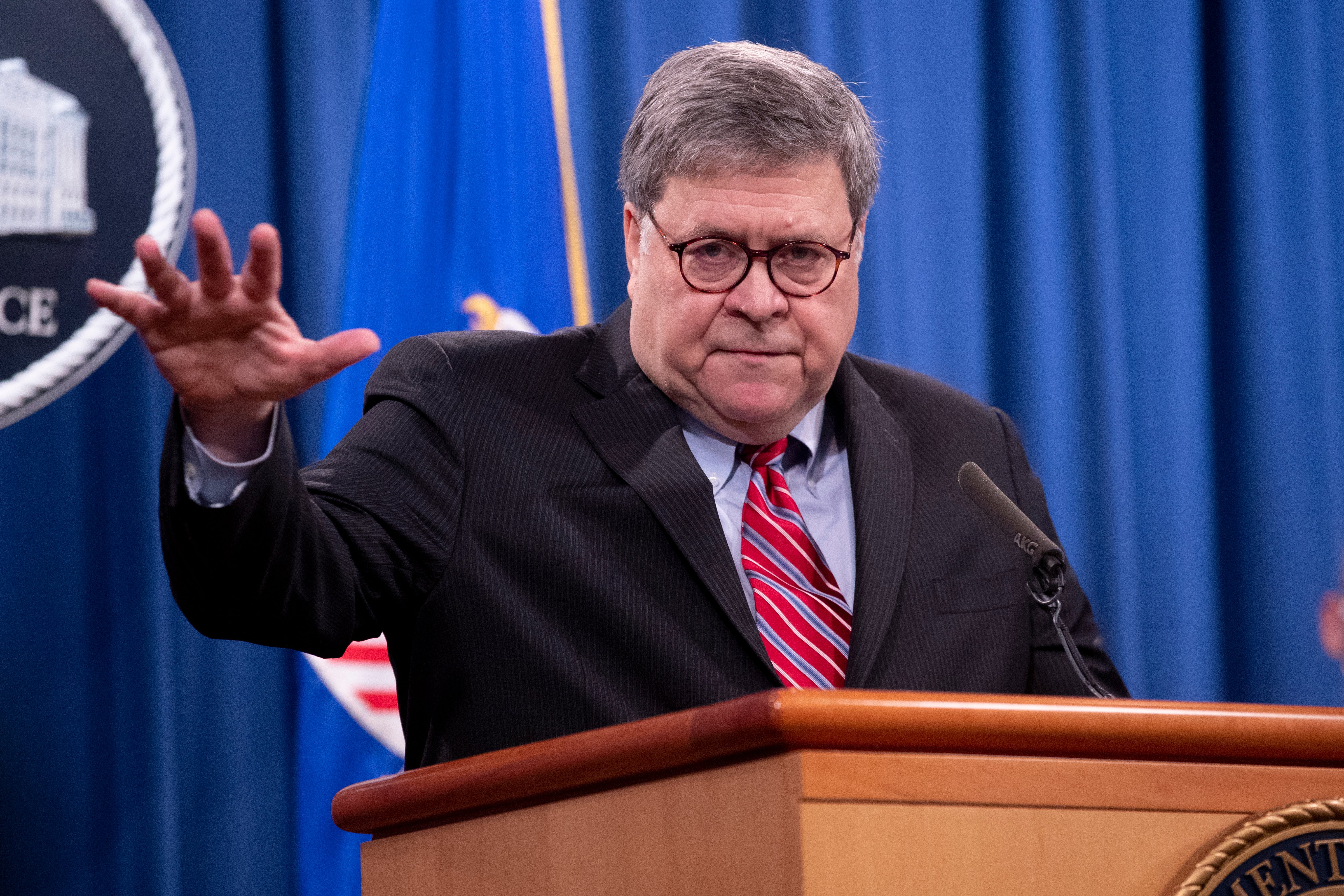 Trump repartía chocolates y Coca-Cola Light en sus reuniones, cuenta Bill Barr en su libro