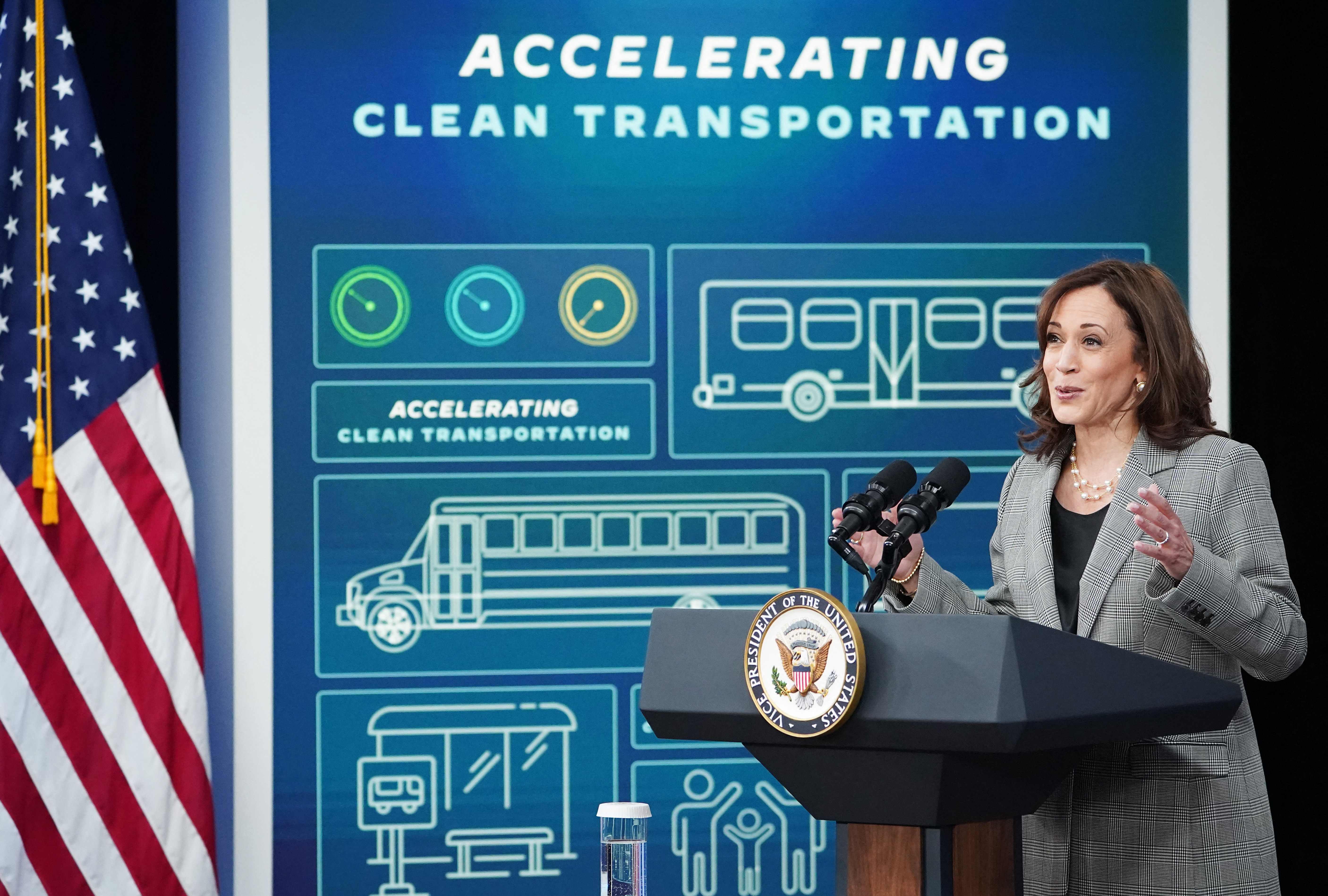 La vicepresidenta Kamala Harris anuncia una medida para ampliar el transporte público y los autobuses escolares limpios, y reducir las emisiones de los camiones a diésel el 7 de marzo