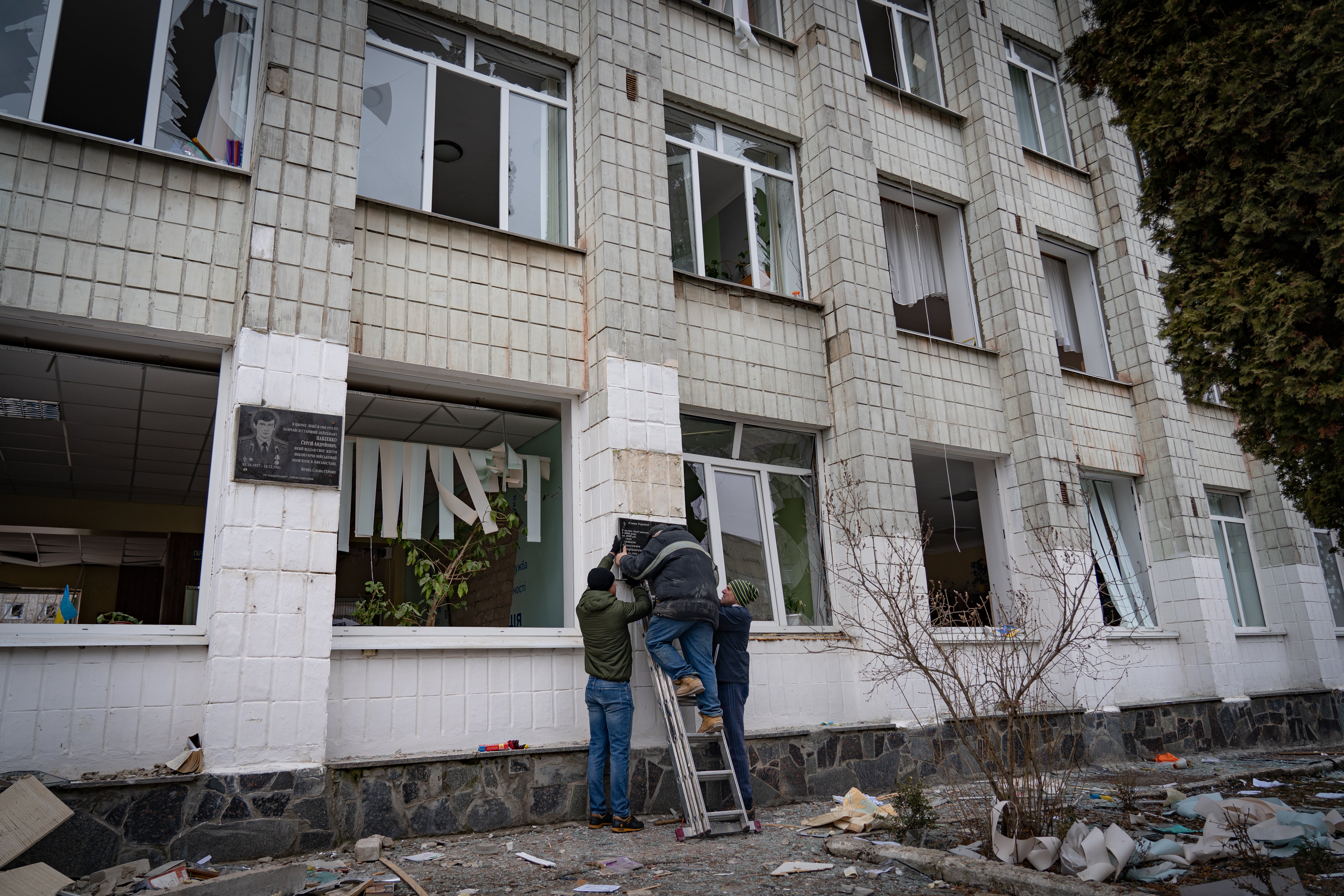Los trabajadores comienzan a reparar la escuela después de que fuera alcanzada por un misil ruso