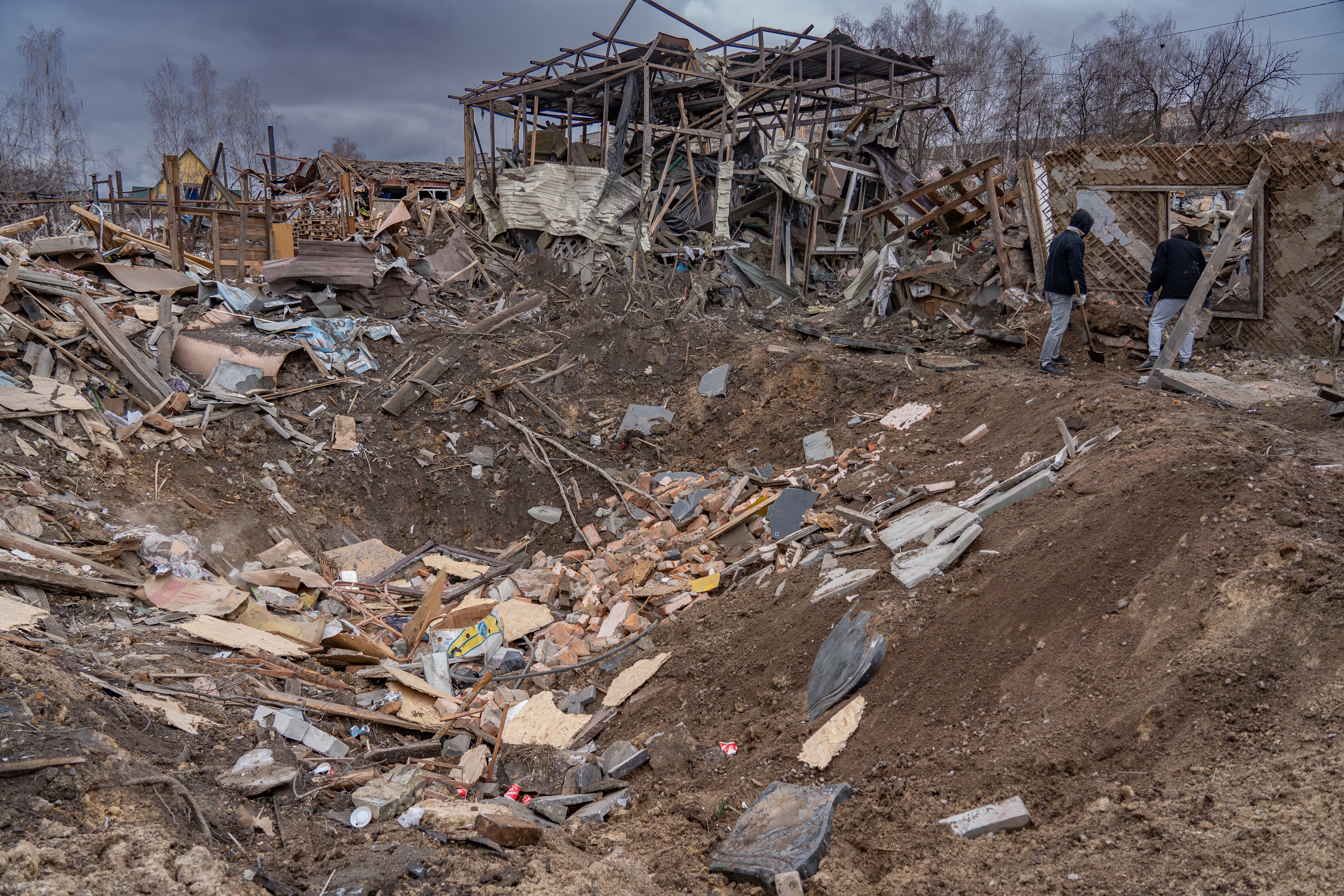 Los residentes dicen que 10 casas fueron destruidas en una serie de ataques que afectaron a esta zona de Zhytomyr