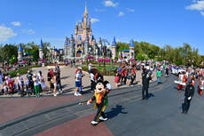 Disney “reevaluará” donaciones políticas tras llamados de boicot por apoyo a legisladores de “Don’t Say Gay”