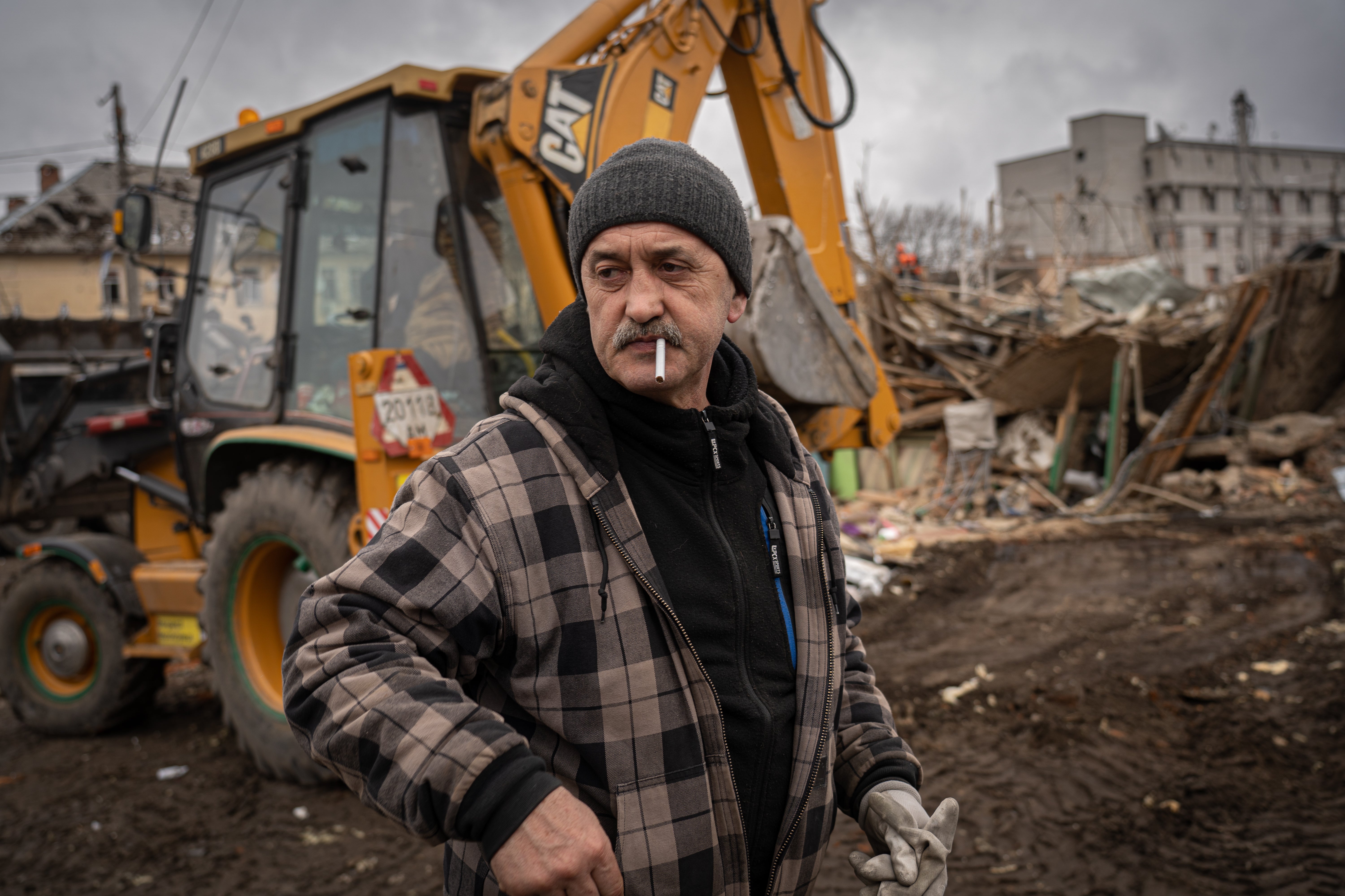 Pavel junto a los restos de su casa destruida