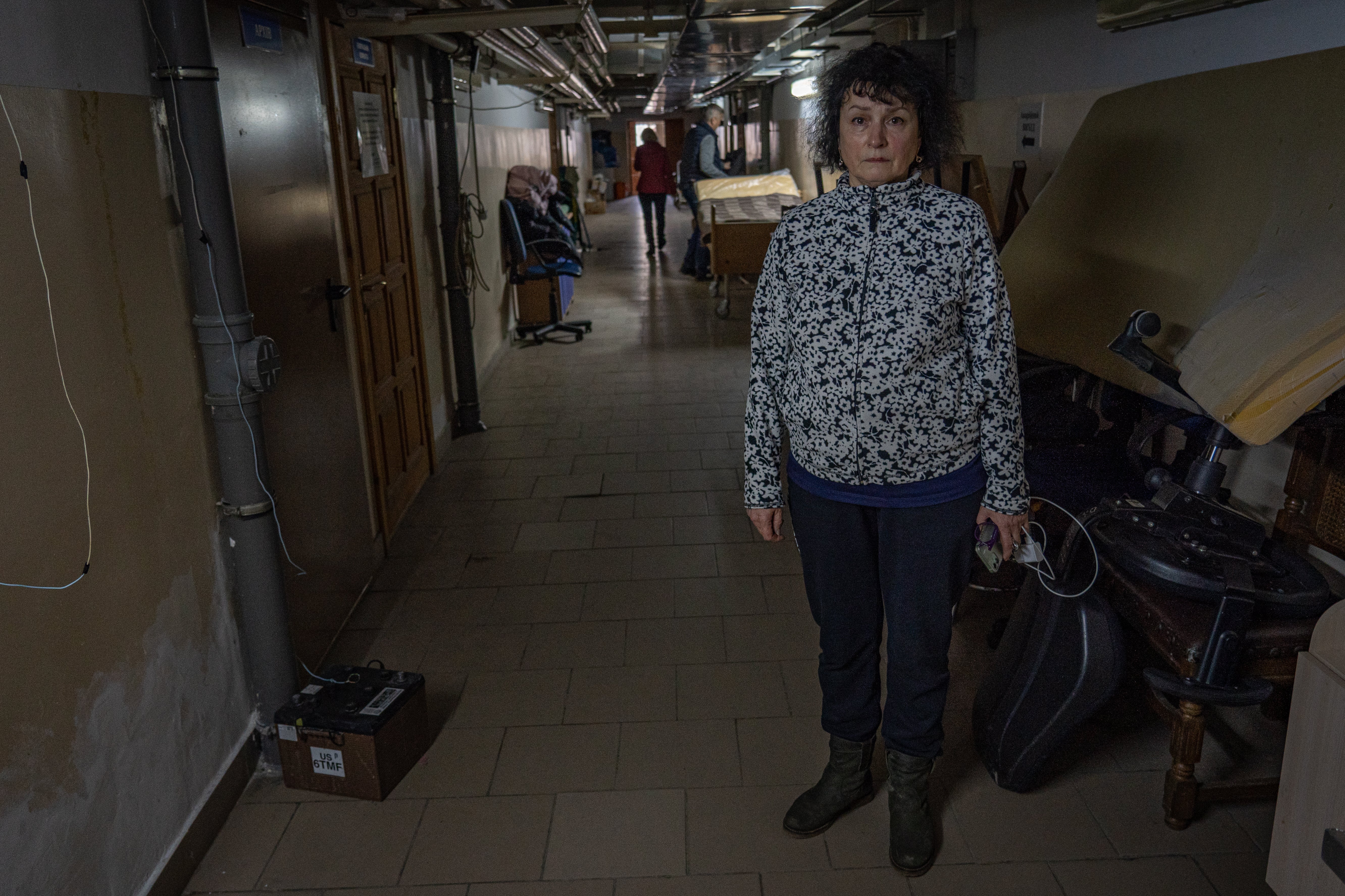 La doctora Olena Volodymyrivna, jefa de la unidad de maternidad del principal hospital de Zhitomir, comenta que están preparando las clínicas bajo tierra debido a los ataques aéreos
