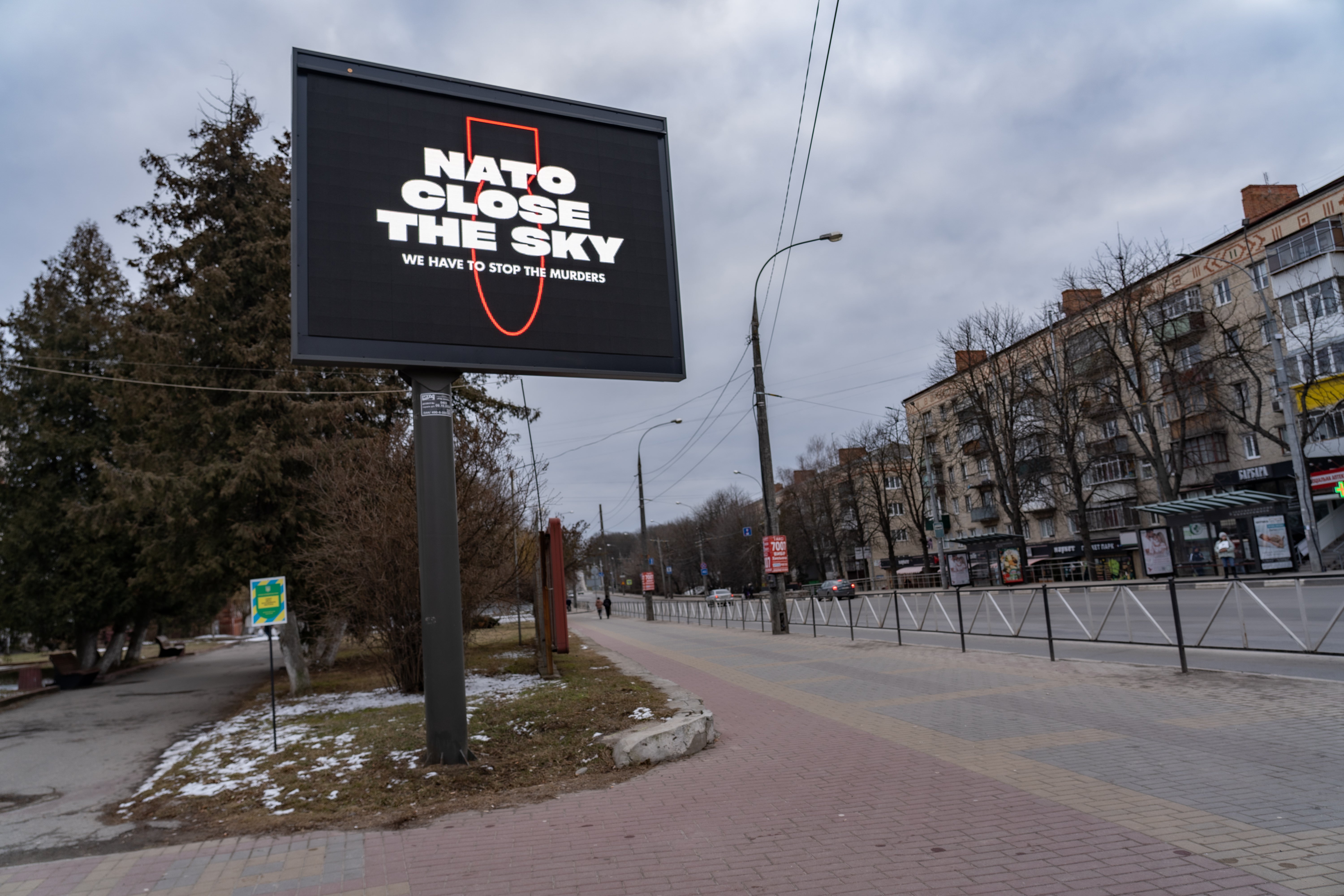 En el centro de Jmelnitski, una ciudad cercana a Zhitomir, se han colocado carteles con la leyenda “Cierren los cielos”